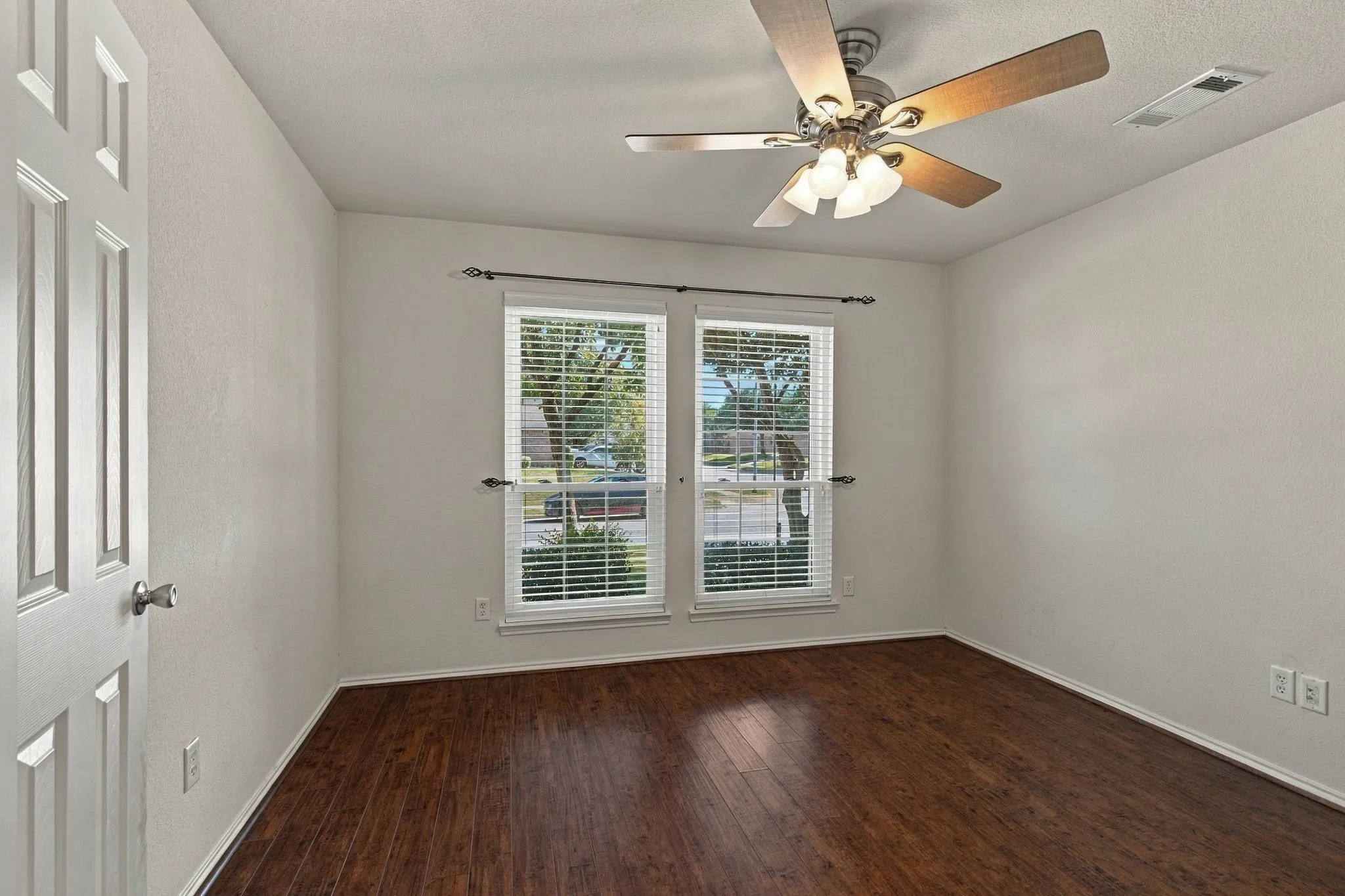 Single Family Residence For Sale in Tarrant County , 13041 Fencerow Road, Fort Worth, Texas 76244, 4 Bedroom, 3 Bathroom, 2 Garage spaces, 2,809 Sqft, built in 2005, mls#21420202, Real Estate Agent in Fort Worth, Homes For Sale in Tarrant county, Homes For Sale in Fort Worth, Realtor in Fort Worth Texas, Real Estate Brokerage Independent Realty Texas, Luminita Cordes Realtor