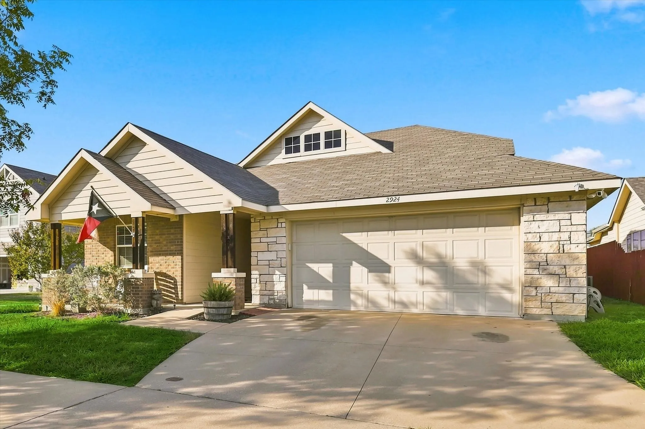 Single Family Residence For Sale in Denton County , 2924 Englefield Green, Denton, Texas 76207, 3 Bedroom, 2 Bathroom, 2 Garage spaces, 1,469 Sqft, built in 2011, mls#21419892, Real Estate Agent in Denton, Homes For Sale in Denton county, Homes For Sale in Denton, Realtor in Denton Texas, Real Estate Brokerage Independent Realty Texas, Luminita Cordes Realtor