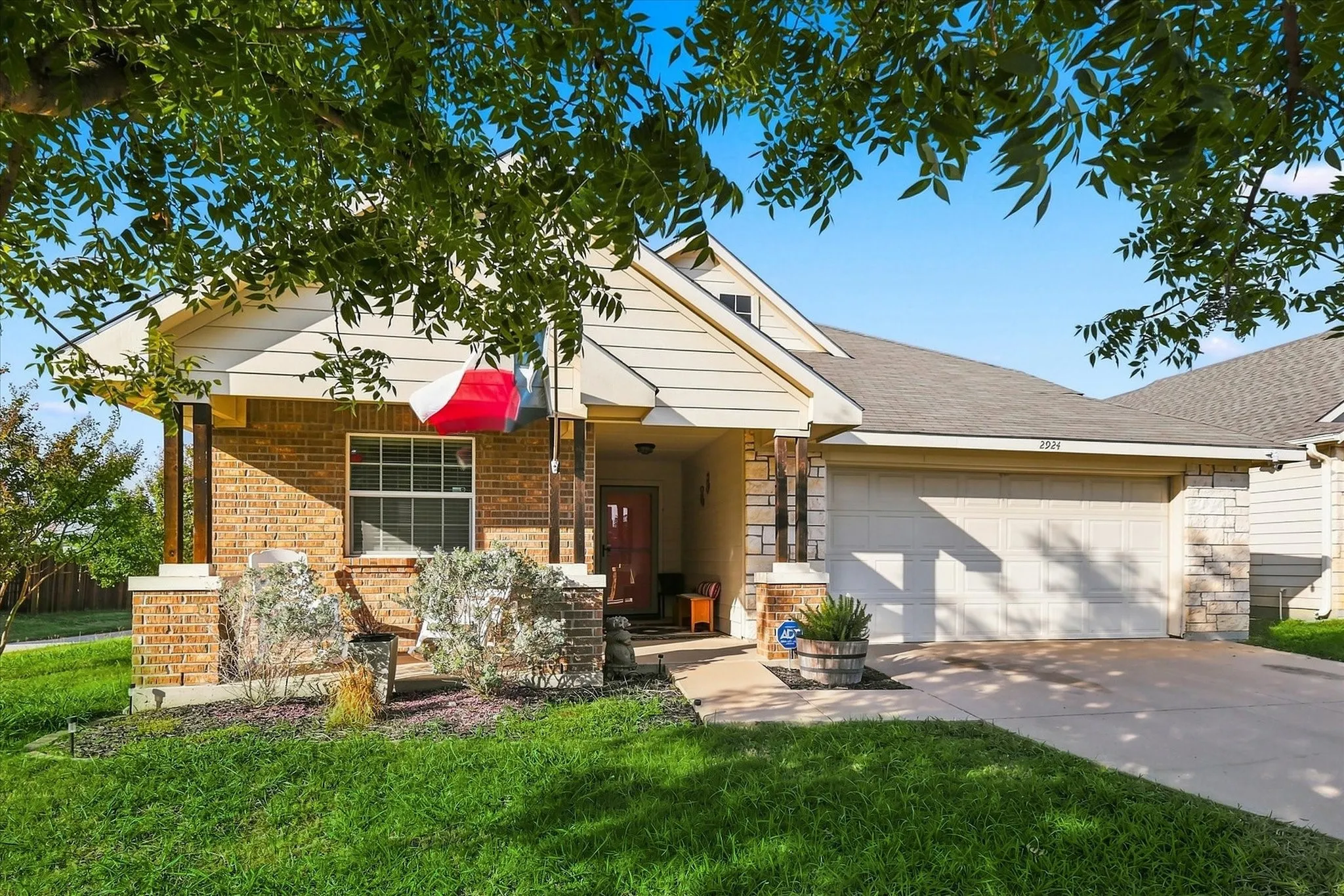 Single Family Residence For Sale in Denton County , 2924 Englefield Green, Denton, Texas 76207, 3 Bedroom, 2 Bathroom, 2 Garage spaces, 1,469 Sqft, built in 2011, mls#21419892, Real Estate Agent in Denton, Homes For Sale in Denton county, Homes For Sale in Denton, Realtor in Denton Texas, Real Estate Brokerage Independent Realty Texas, Luminita Cordes Realtor