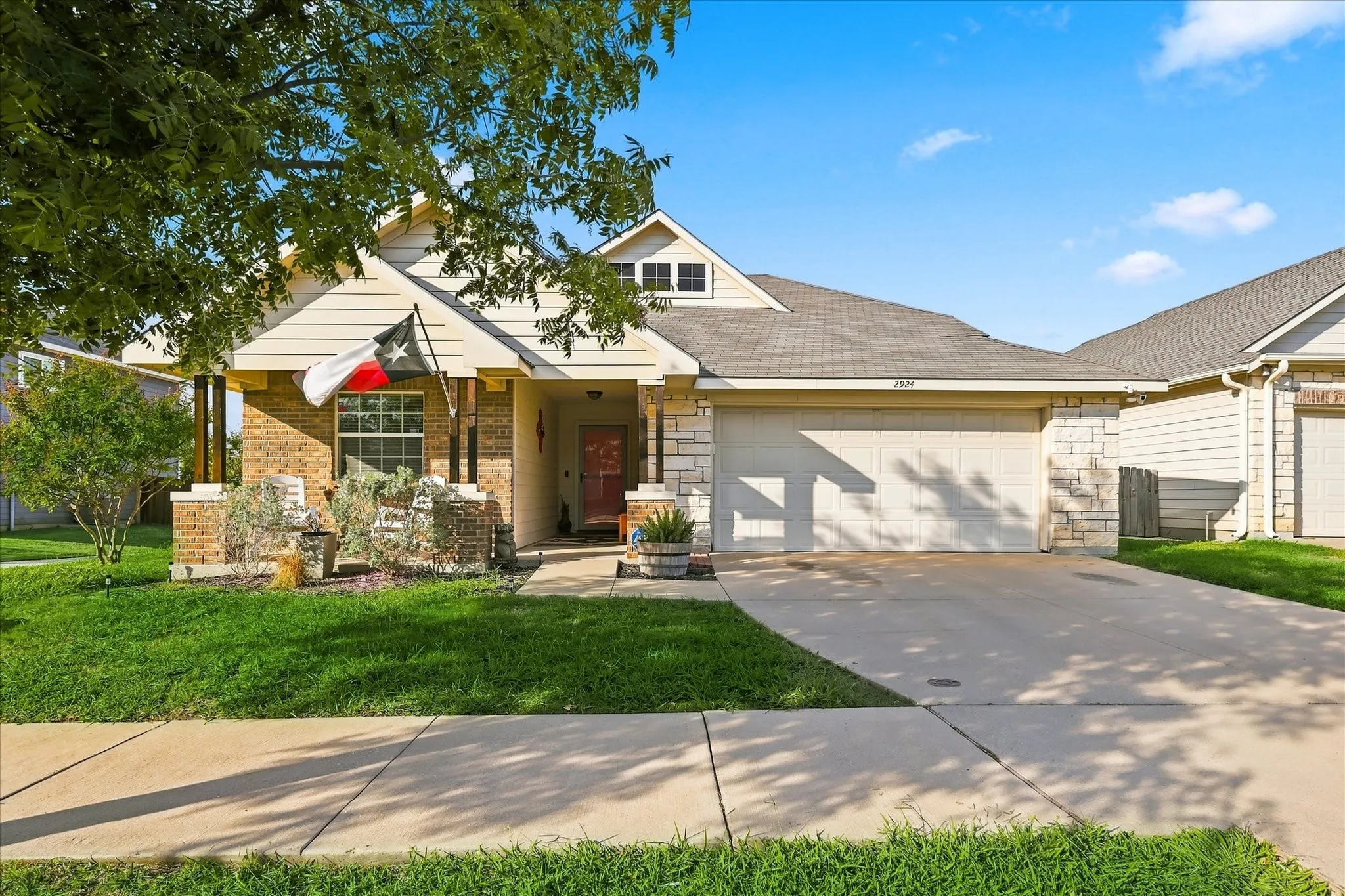 Single Family Residence For Sale in Denton County , 2924 Englefield Green, Denton, Texas 76207, 3 Bedroom, 2 Bathroom, 2 Garage spaces, 1,469 Sqft, built in 2011, mls#21419892, Real Estate Agent in Denton, Homes For Sale in Denton county, Homes For Sale in Denton, Realtor in Denton Texas, Real Estate Brokerage Independent Realty Texas, Luminita Cordes Realtor