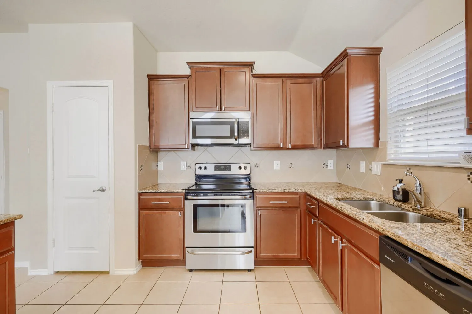 Single Family Residence For Sale in Denton County , 8732 Yosemite Trail, Cross Roads, Texas 76227, 3 Bedroom, 2 Bathroom, 2 Garage spaces, 1,675 Sqft, built in 2014, mls#21417415, Real Estate Agent in Cross Roads, Homes For Sale in Denton county, Homes For Sale in Cross Roads, Realtor in Cross Roads Texas, Real Estate Brokerage Independent Realty Texas, Luminita Cordes Realtor
