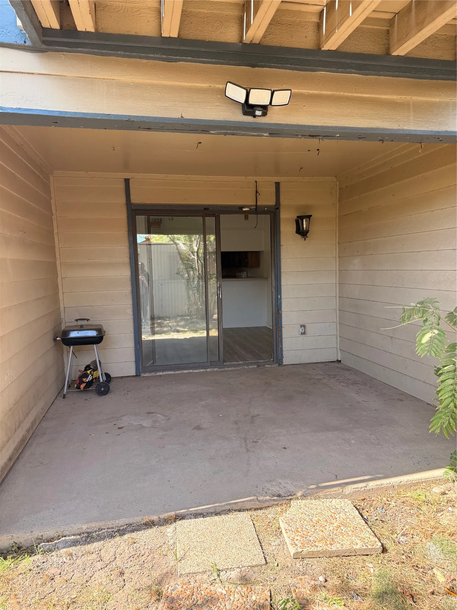 Townhouse For Rent in Dallas County , 4146 Towngate Boulevard, Garland, Texas 75041, 3 Bedroom, 3 Bathroom, 2 Garage spaces, 1,624 Sqft, built in 1975, mls#21420268, Real Estate Agent in Garland, Homes For Rent in Dallas county, Homes For Rent in Garland, Realtor in Garland Texas, Real Estate Brokerage Independent Realty Texas, Luminita Cordes Realtor