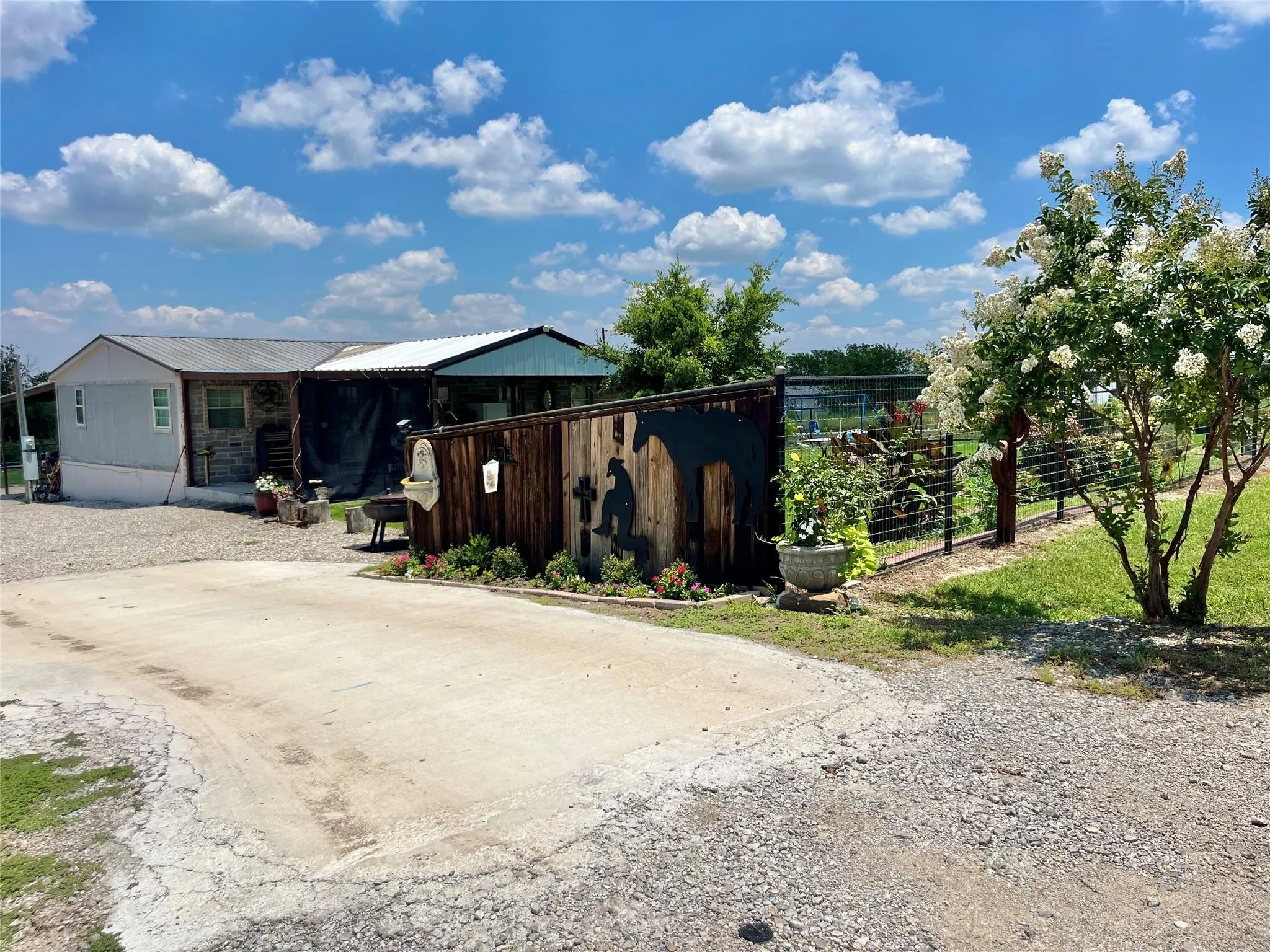 Manufactured Home For Sale in Parker County , 119 Overlook Trail, Azle, Texas 76020, 4 Bedroom, 2 Bathroom, Garage spaces, 1,288 Sqft, built in 1997, mls#21416992, Real Estate Agent in Azle, Homes For Sale in Parker county, Homes For Sale in Azle, Realtor in Azle Texas, Real Estate Brokerage Independent Realty Texas, Luminita Cordes Realtor
