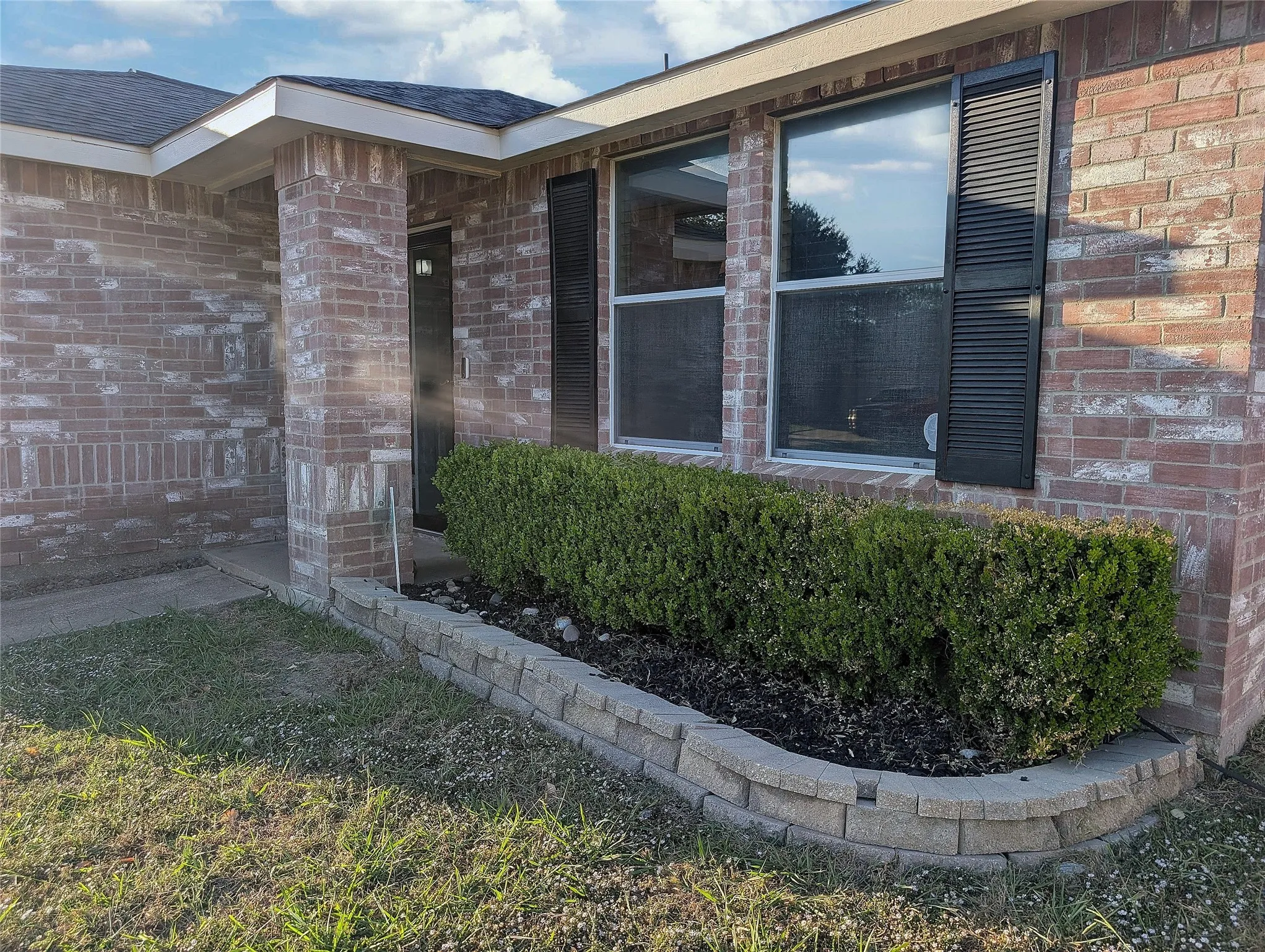 Front pavestone landscaping borders