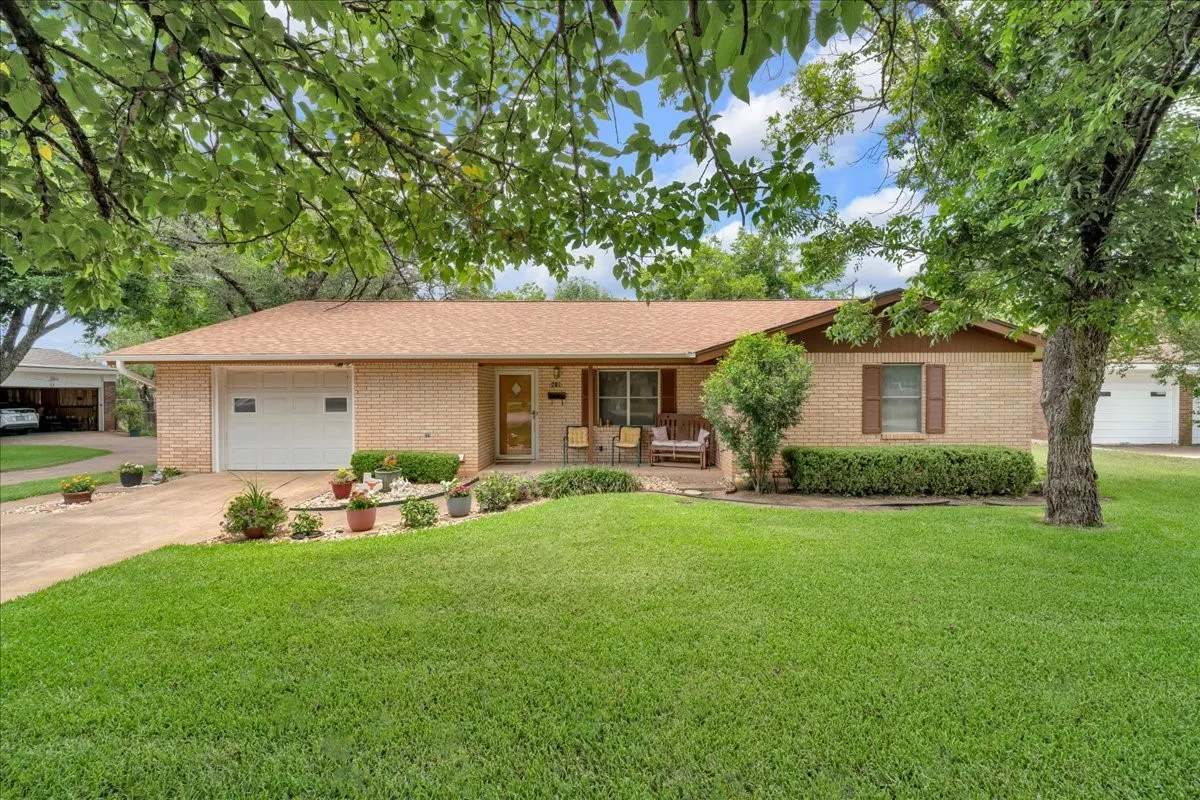 Single Family Residence For Sale in Hamilton County , 419 S Williams Street, Hamilton, Texas 76531, 2 Bedroom, 2 Bathroom, 1 Garage spaces, 1,490 Sqft, built in 1975, mls#21420435, Real Estate Agent in Hamilton, Homes For Sale in Hamilton county, Homes For Sale in Hamilton, Realtor in Hamilton Texas, Real Estate Brokerage Independent Realty Texas, Luminita Cordes Realtor