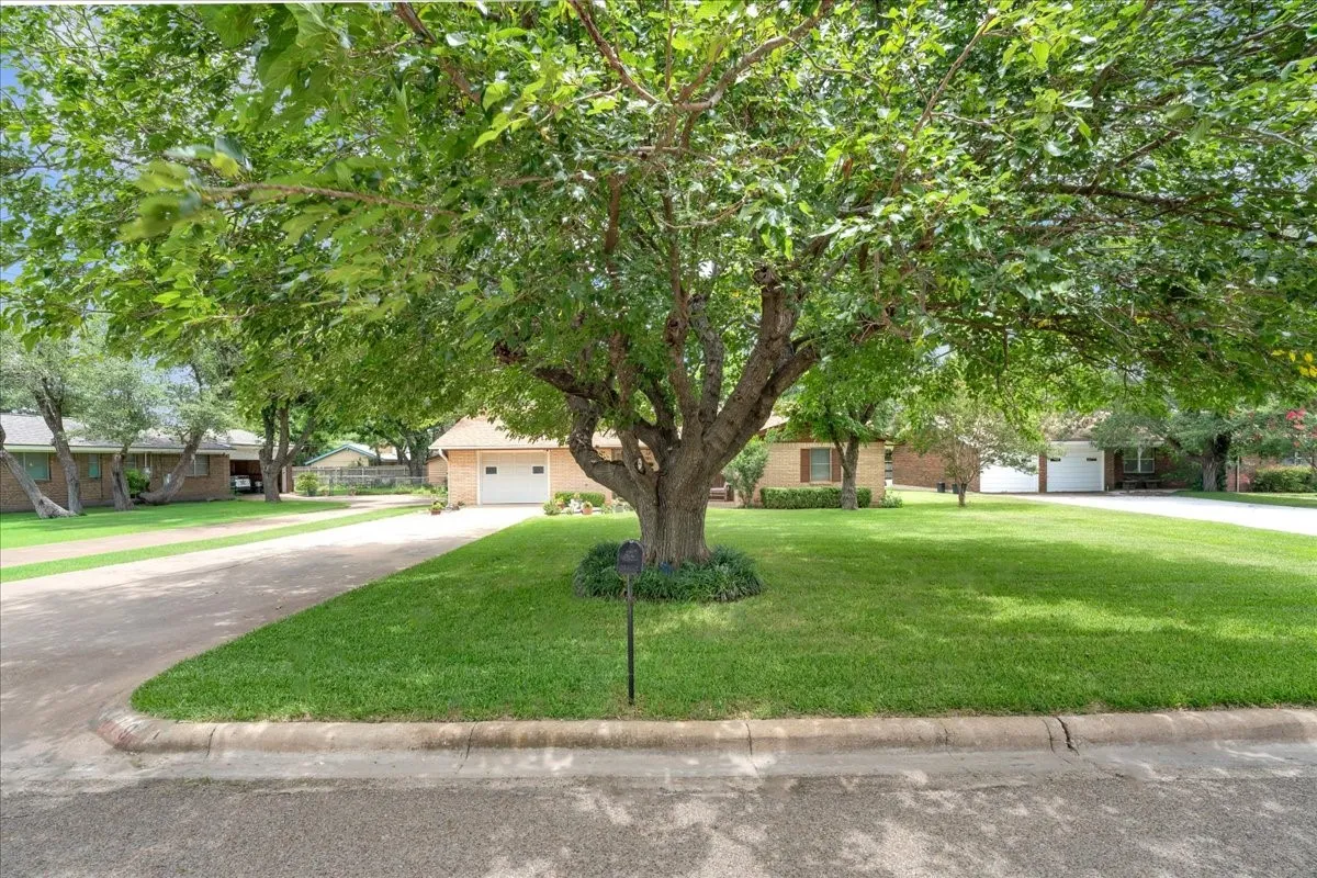 Single Family Residence For Sale in Hamilton County , 419 S Williams Street, Hamilton, Texas 76531, 2 Bedroom, 2 Bathroom, 1 Garage spaces, 1,490 Sqft, built in 1975, mls#21420435, Real Estate Agent in Hamilton, Homes For Sale in Hamilton county, Homes For Sale in Hamilton, Realtor in Hamilton Texas, Real Estate Brokerage Independent Realty Texas, Luminita Cordes Realtor