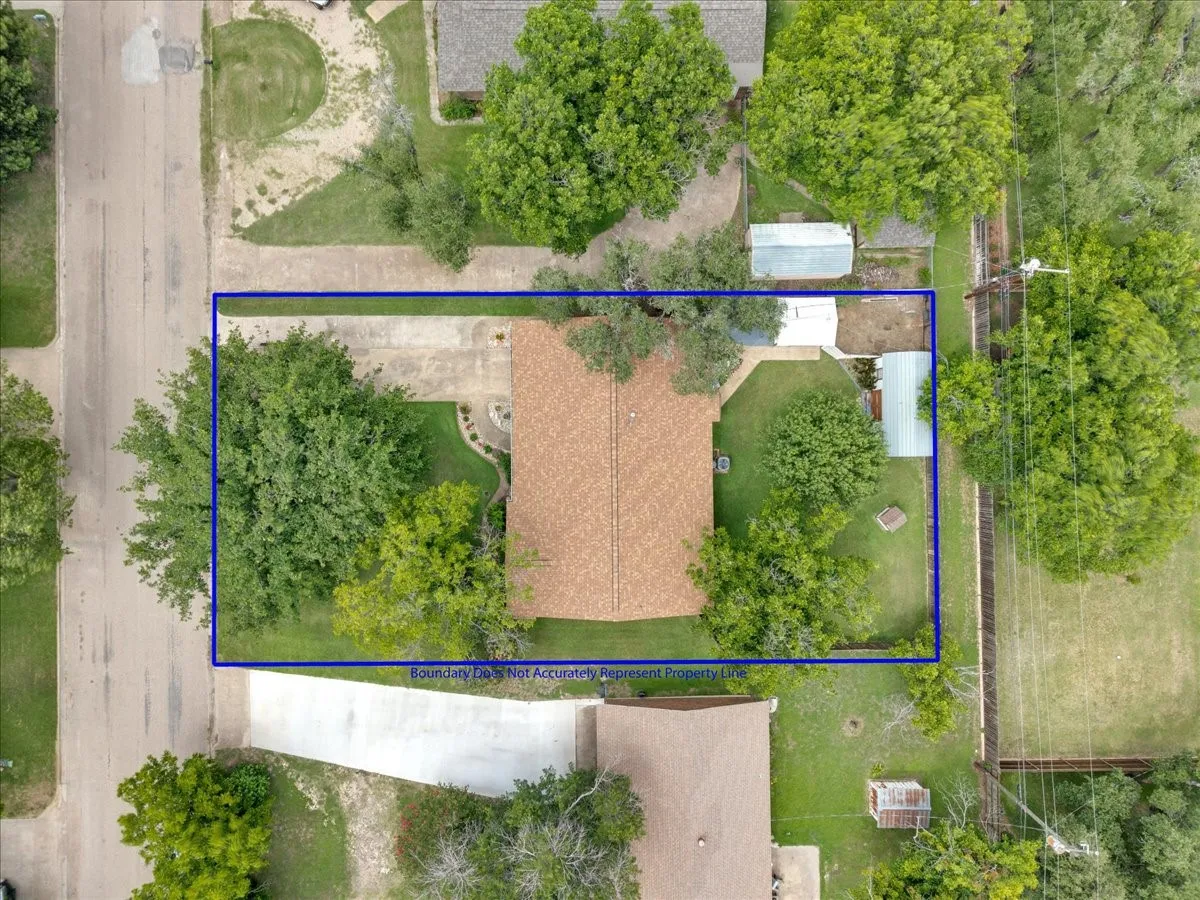 Single Family Residence For Sale in Hamilton County , 419 S Williams Street, Hamilton, Texas 76531, 2 Bedroom, 2 Bathroom, 1 Garage spaces, 1,490 Sqft, built in 1975, mls#21420435, Real Estate Agent in Hamilton, Homes For Sale in Hamilton county, Homes For Sale in Hamilton, Realtor in Hamilton Texas, Real Estate Brokerage Independent Realty Texas, Luminita Cordes Realtor