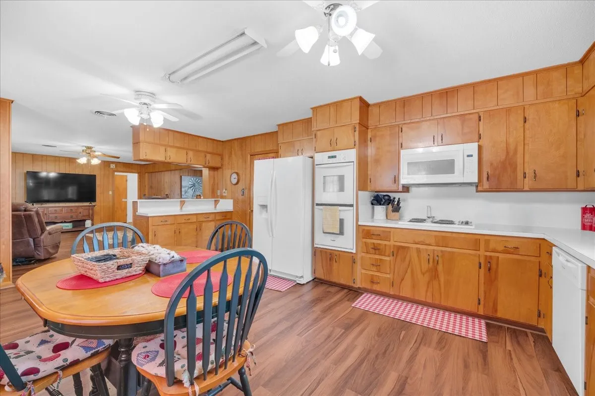 Single Family Residence For Sale in Hamilton County , 419 S Williams Street, Hamilton, Texas 76531, 2 Bedroom, 2 Bathroom, 1 Garage spaces, 1,490 Sqft, built in 1975, mls#21420435, Real Estate Agent in Hamilton, Homes For Sale in Hamilton county, Homes For Sale in Hamilton, Realtor in Hamilton Texas, Real Estate Brokerage Independent Realty Texas, Luminita Cordes Realtor