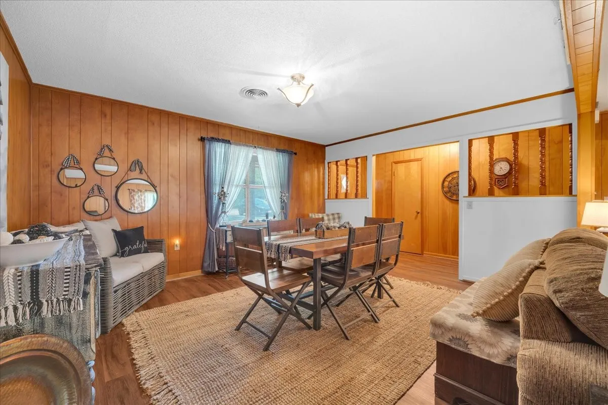 Single Family Residence For Sale in Hamilton County , 419 S Williams Street, Hamilton, Texas 76531, 2 Bedroom, 2 Bathroom, 1 Garage spaces, 1,490 Sqft, built in 1975, mls#21420435, Real Estate Agent in Hamilton, Homes For Sale in Hamilton county, Homes For Sale in Hamilton, Realtor in Hamilton Texas, Real Estate Brokerage Independent Realty Texas, Luminita Cordes Realtor