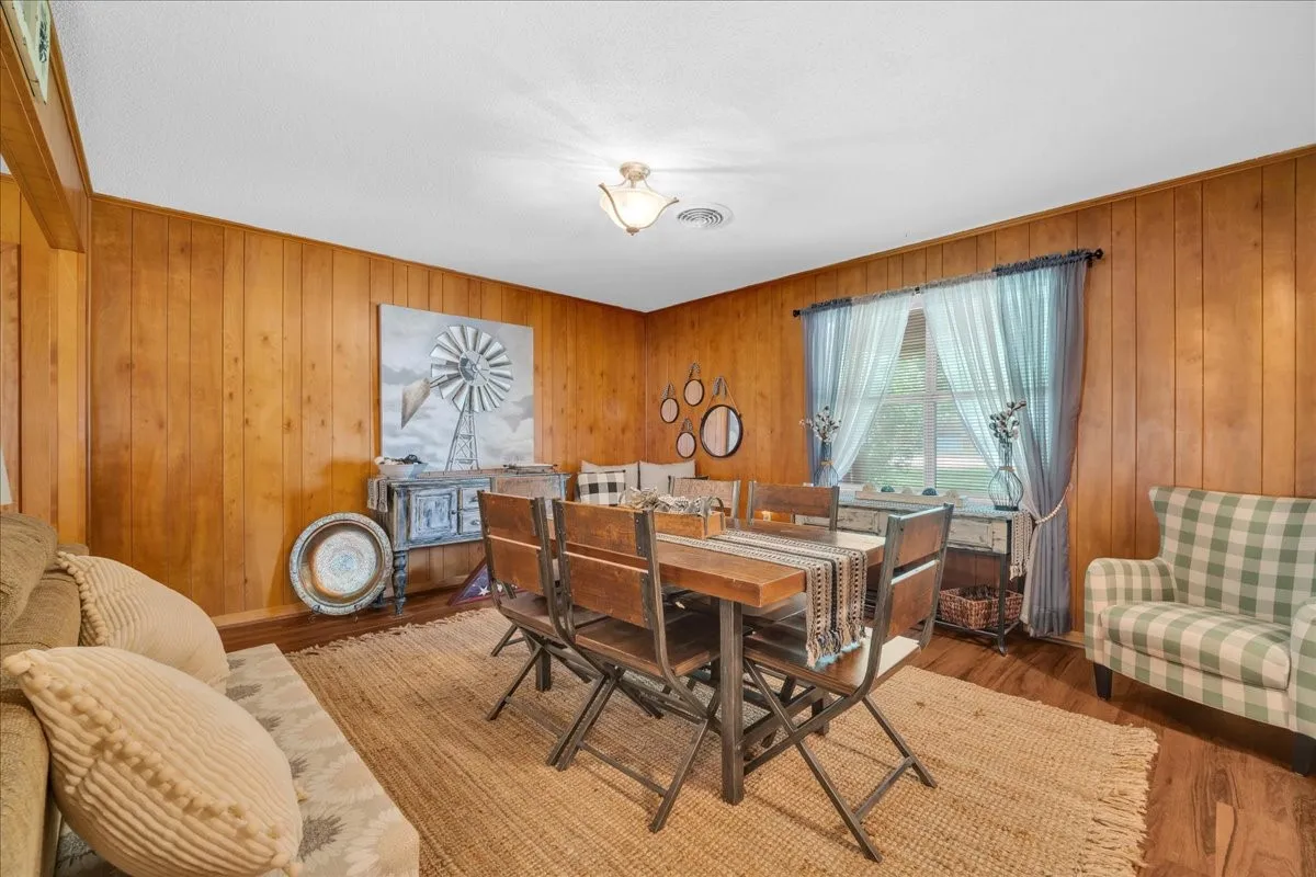 Single Family Residence For Sale in Hamilton County , 419 S Williams Street, Hamilton, Texas 76531, 2 Bedroom, 2 Bathroom, 1 Garage spaces, 1,490 Sqft, built in 1975, mls#21420435, Real Estate Agent in Hamilton, Homes For Sale in Hamilton county, Homes For Sale in Hamilton, Realtor in Hamilton Texas, Real Estate Brokerage Independent Realty Texas, Luminita Cordes Realtor