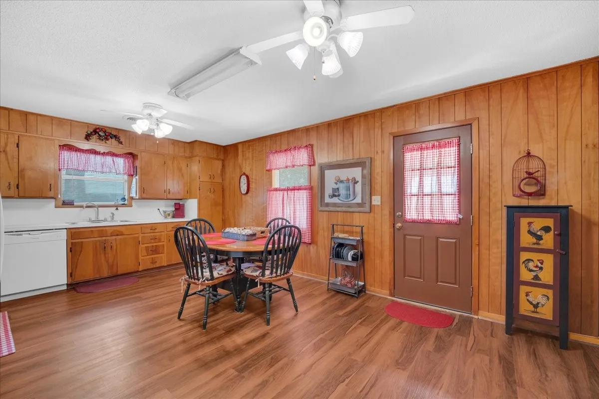 Single Family Residence For Sale in Hamilton County , 419 S Williams Street, Hamilton, Texas 76531, 2 Bedroom, 2 Bathroom, 1 Garage spaces, 1,490 Sqft, built in 1975, mls#21420435, Real Estate Agent in Hamilton, Homes For Sale in Hamilton county, Homes For Sale in Hamilton, Realtor in Hamilton Texas, Real Estate Brokerage Independent Realty Texas, Luminita Cordes Realtor