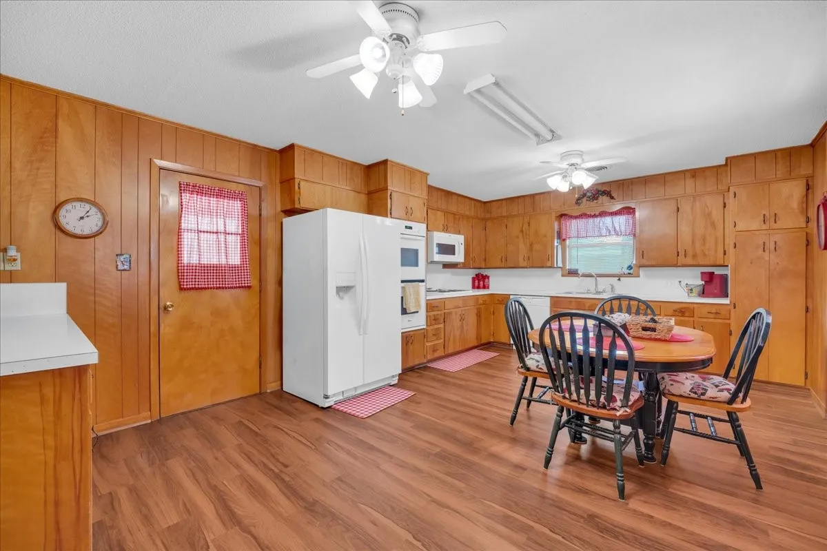 Single Family Residence For Sale in Hamilton County , 419 S Williams Street, Hamilton, Texas 76531, 2 Bedroom, 2 Bathroom, 1 Garage spaces, 1,490 Sqft, built in 1975, mls#21420435, Real Estate Agent in Hamilton, Homes For Sale in Hamilton county, Homes For Sale in Hamilton, Realtor in Hamilton Texas, Real Estate Brokerage Independent Realty Texas, Luminita Cordes Realtor