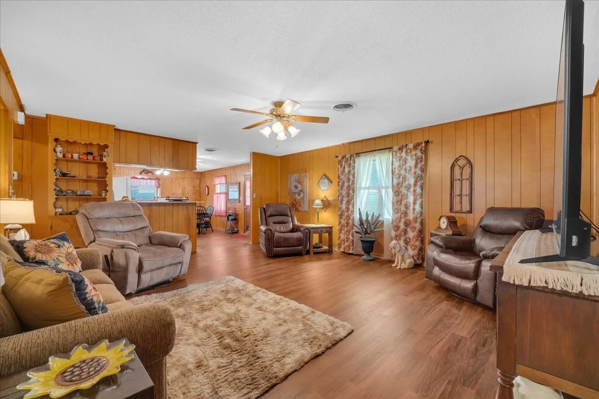 Single Family Residence For Sale in Hamilton County , 419 S Williams Street, Hamilton, Texas 76531, 2 Bedroom, 2 Bathroom, 1 Garage spaces, 1,490 Sqft, built in 1975, mls#21420435, Real Estate Agent in Hamilton, Homes For Sale in Hamilton county, Homes For Sale in Hamilton, Realtor in Hamilton Texas, Real Estate Brokerage Independent Realty Texas, Luminita Cordes Realtor