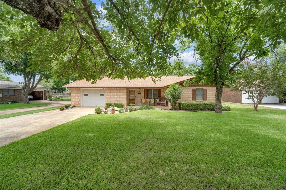 Single Family Residence For Sale in Hamilton County , 419 S Williams Street, Hamilton, Texas 76531, 2 Bedroom, 2 Bathroom, 1 Garage spaces, 1,490 Sqft, built in 1975, mls#21420435, Real Estate Agent in Hamilton, Homes For Sale in Hamilton county, Homes For Sale in Hamilton, Realtor in Hamilton Texas, Real Estate Brokerage Independent Realty Texas, Luminita Cordes Realtor
