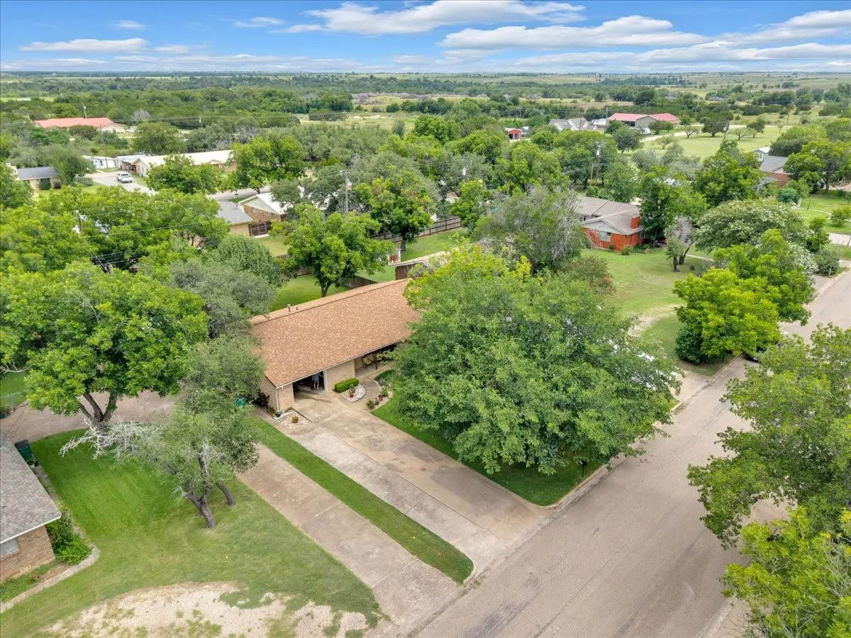 Single Family Residence For Sale in Hamilton County , 419 S Williams Street, Hamilton, Texas 76531, 2 Bedroom, 2 Bathroom, 1 Garage spaces, 1,490 Sqft, built in 1975, mls#21420435, Real Estate Agent in Hamilton, Homes For Sale in Hamilton county, Homes For Sale in Hamilton, Realtor in Hamilton Texas, Real Estate Brokerage Independent Realty Texas, Luminita Cordes Realtor