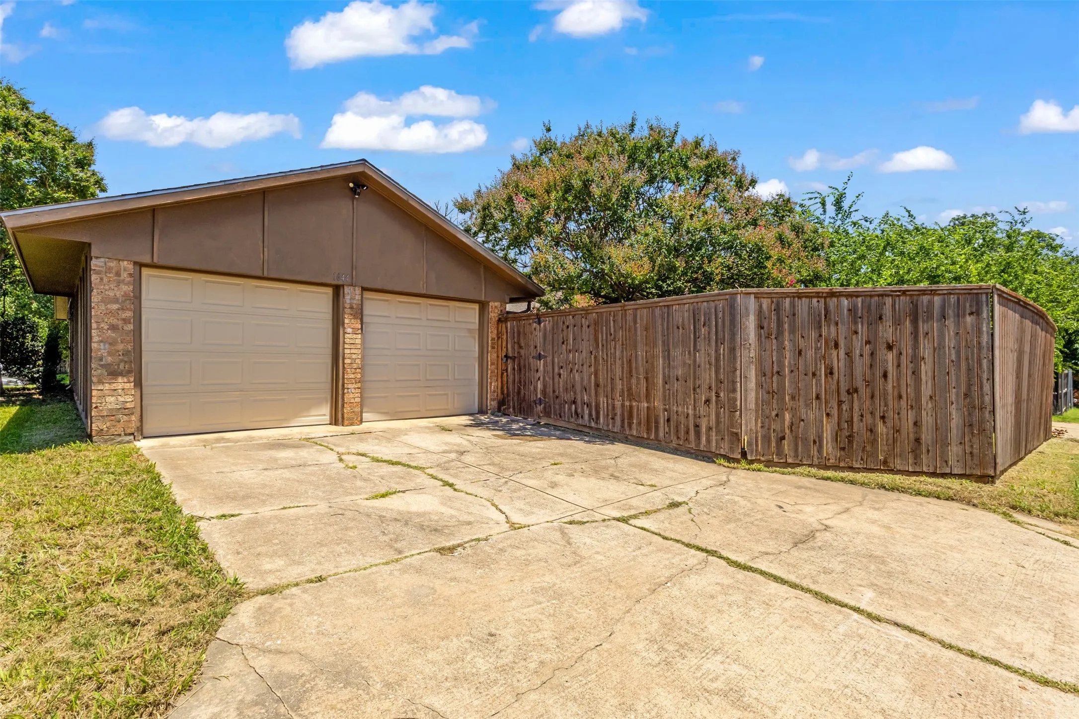 Single Family Residence For Sale in Denton County , 1644 Glenhill Lane, Lewisville, Texas 75077, 4 Bedroom, 2 Bathroom, 2 Garage spaces, 1,645 Sqft, built in 1976, mls#21420454, Real Estate Agent in Lewisville, Homes For Sale in Denton county, Homes For Sale in Lewisville, Realtor in Lewisville Texas, Real Estate Brokerage Independent Realty Texas, Luminita Cordes Realtor