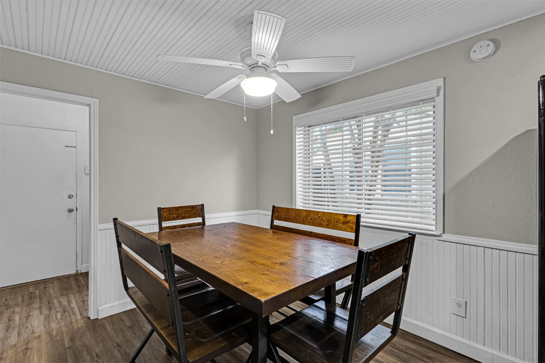 Single Family Residence For Sale in Denton County , 1644 Glenhill Lane, Lewisville, Texas 75077, 4 Bedroom, 2 Bathroom, 2 Garage spaces, 1,645 Sqft, built in 1976, mls#21420454, Real Estate Agent in Lewisville, Homes For Sale in Denton county, Homes For Sale in Lewisville, Realtor in Lewisville Texas, Real Estate Brokerage Independent Realty Texas, Luminita Cordes Realtor