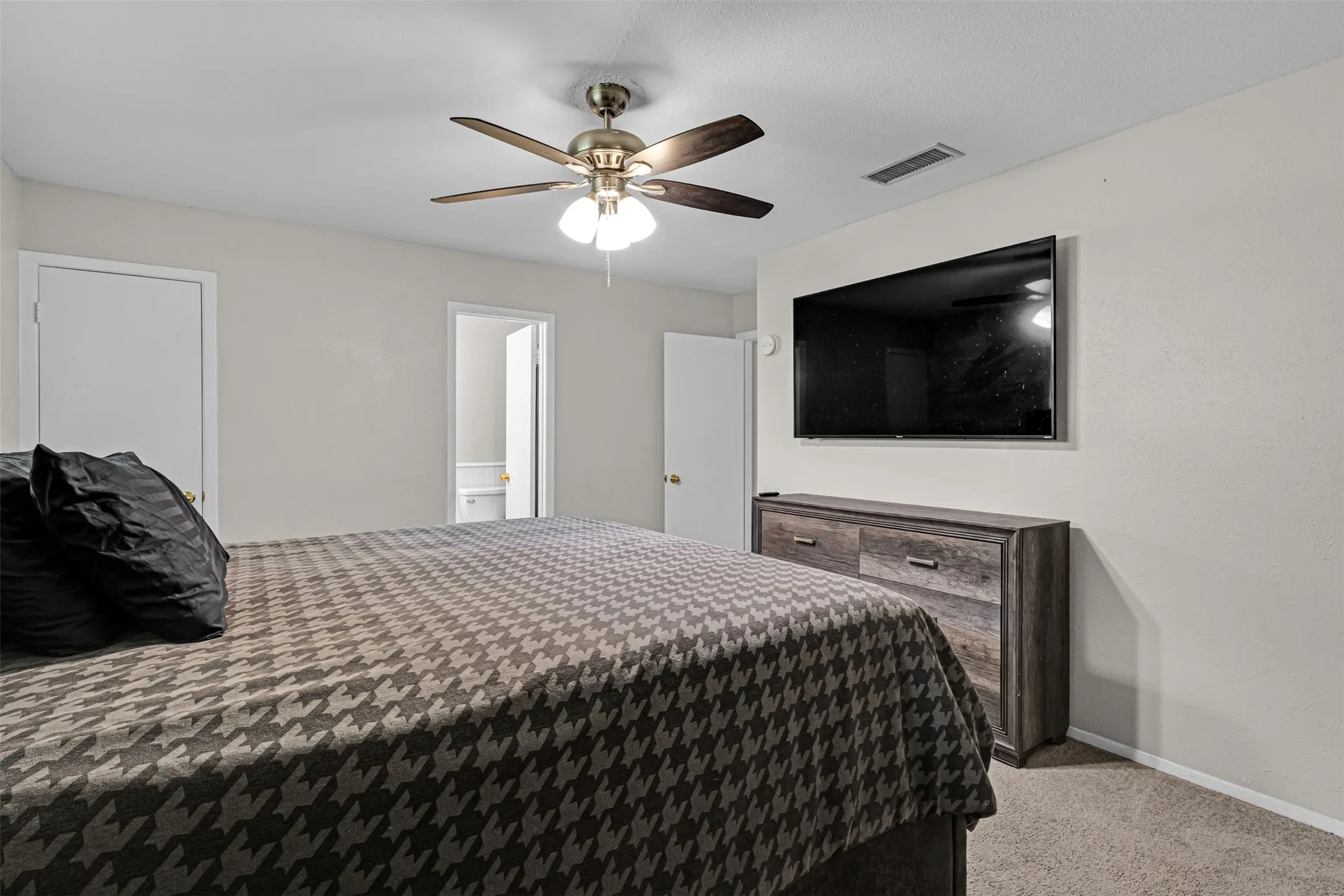 Single Family Residence For Sale in Denton County , 1644 Glenhill Lane, Lewisville, Texas 75077, 4 Bedroom, 2 Bathroom, 2 Garage spaces, 1,645 Sqft, built in 1976, mls#21420454, Real Estate Agent in Lewisville, Homes For Sale in Denton county, Homes For Sale in Lewisville, Realtor in Lewisville Texas, Real Estate Brokerage Independent Realty Texas, Luminita Cordes Realtor