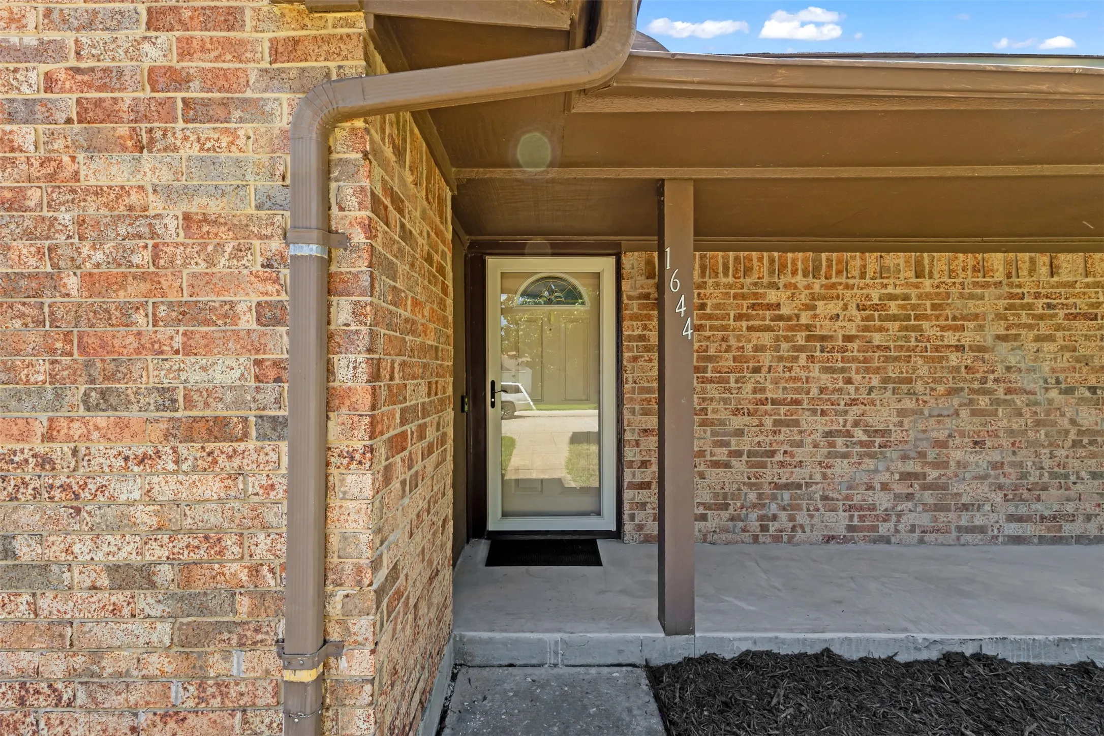 Single Family Residence For Sale in Denton County , 1644 Glenhill Lane, Lewisville, Texas 75077, 4 Bedroom, 2 Bathroom, 2 Garage spaces, 1,645 Sqft, built in 1976, mls#21420454, Real Estate Agent in Lewisville, Homes For Sale in Denton county, Homes For Sale in Lewisville, Realtor in Lewisville Texas, Real Estate Brokerage Independent Realty Texas, Luminita Cordes Realtor