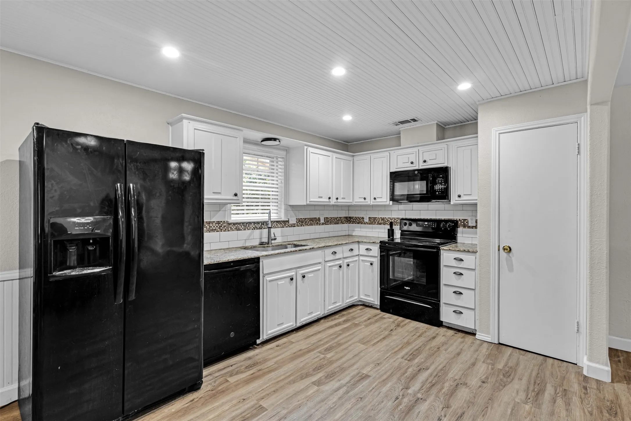 Single Family Residence For Sale in Denton County , 1644 Glenhill Lane, Lewisville, Texas 75077, 4 Bedroom, 2 Bathroom, 2 Garage spaces, 1,645 Sqft, built in 1976, mls#21420454, Real Estate Agent in Lewisville, Homes For Sale in Denton county, Homes For Sale in Lewisville, Realtor in Lewisville Texas, Real Estate Brokerage Independent Realty Texas, Luminita Cordes Realtor
