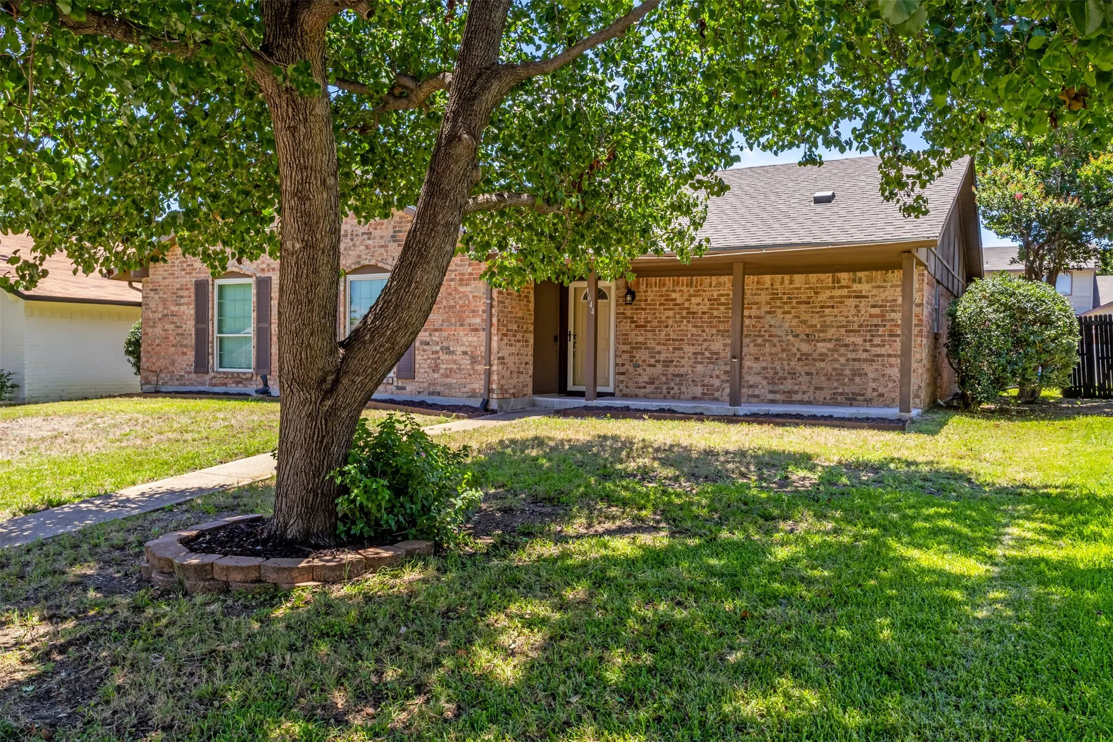 Single Family Residence For Sale in Denton County , 1644 Glenhill Lane, Lewisville, Texas 75077, 4 Bedroom, 2 Bathroom, 2 Garage spaces, 1,645 Sqft, built in 1976, mls#21420454, Real Estate Agent in Lewisville, Homes For Sale in Denton county, Homes For Sale in Lewisville, Realtor in Lewisville Texas, Real Estate Brokerage Independent Realty Texas, Luminita Cordes Realtor