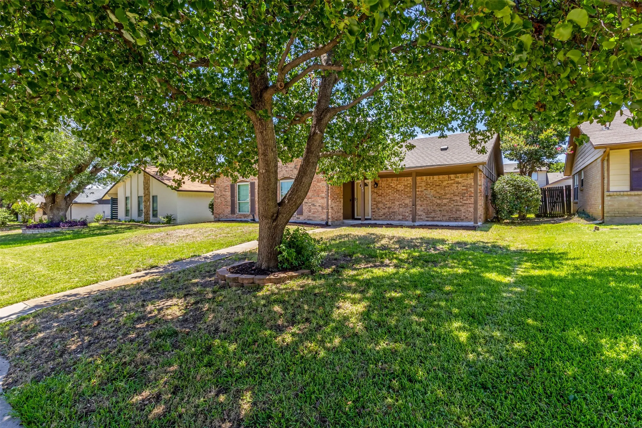 Single Family Residence For Sale in Denton County , 1644 Glenhill Lane, Lewisville, Texas 75077, 4 Bedroom, 2 Bathroom, 2 Garage spaces, 1,645 Sqft, built in 1976, mls#21420454, Real Estate Agent in Lewisville, Homes For Sale in Denton county, Homes For Sale in Lewisville, Realtor in Lewisville Texas, Real Estate Brokerage Independent Realty Texas, Luminita Cordes Realtor