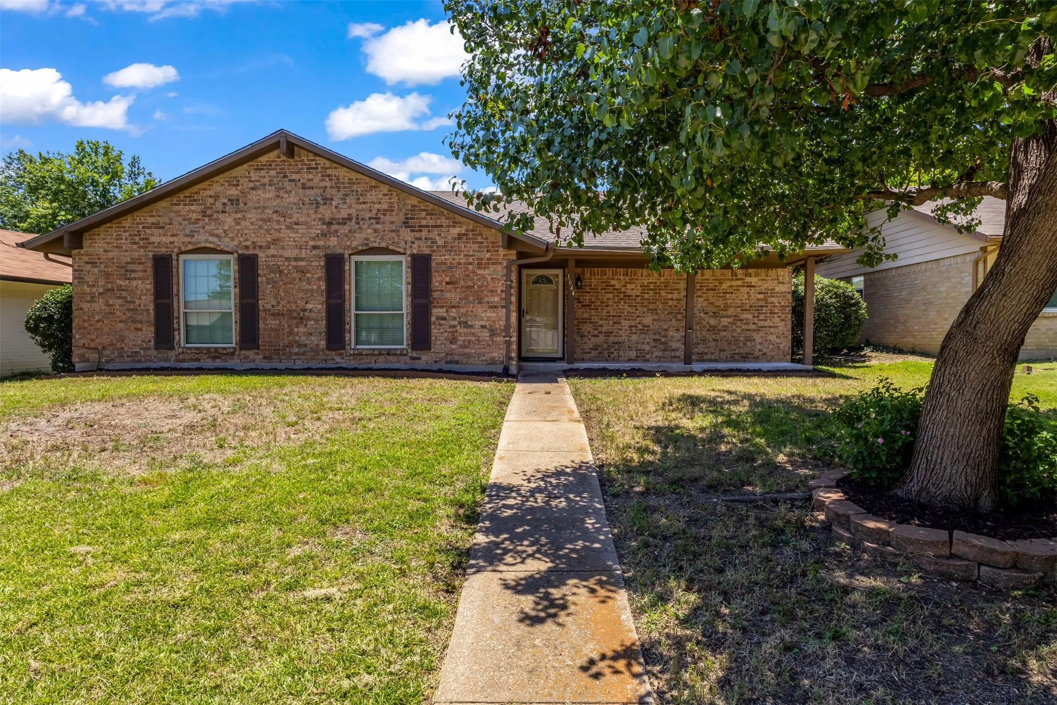 Single Family Residence For Sale in Denton County , 1644 Glenhill Lane, Lewisville, Texas 75077, 4 Bedroom, 2 Bathroom, 2 Garage spaces, 1,645 Sqft, built in 1976, mls#21420454, Real Estate Agent in Lewisville, Homes For Sale in Denton county, Homes For Sale in Lewisville, Realtor in Lewisville Texas, Real Estate Brokerage Independent Realty Texas, Luminita Cordes Realtor