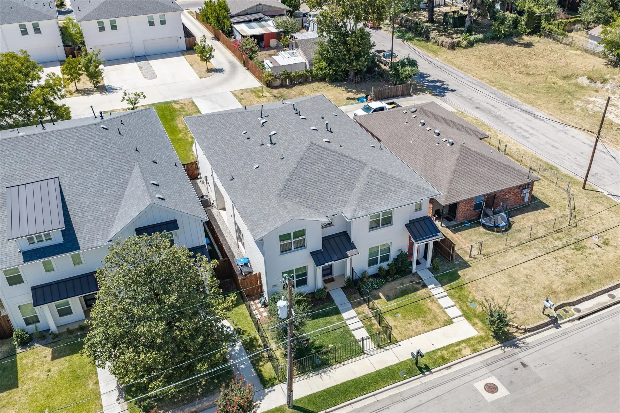 Townhouse For Rent in Tarrant County , 306 Sunset Lane, Fort Worth, Texas 76114, 3 Bedroom, 3 Bathroom, 2 Garage spaces, 1,900 Sqft, built in 2023, mls#21419936, Real Estate Agent in Fort Worth, Homes For Rent in Tarrant county, Homes For Rent in Fort Worth, Realtor in Fort Worth Texas, Real Estate Brokerage Independent Realty Texas, Luminita Cordes Realtor
