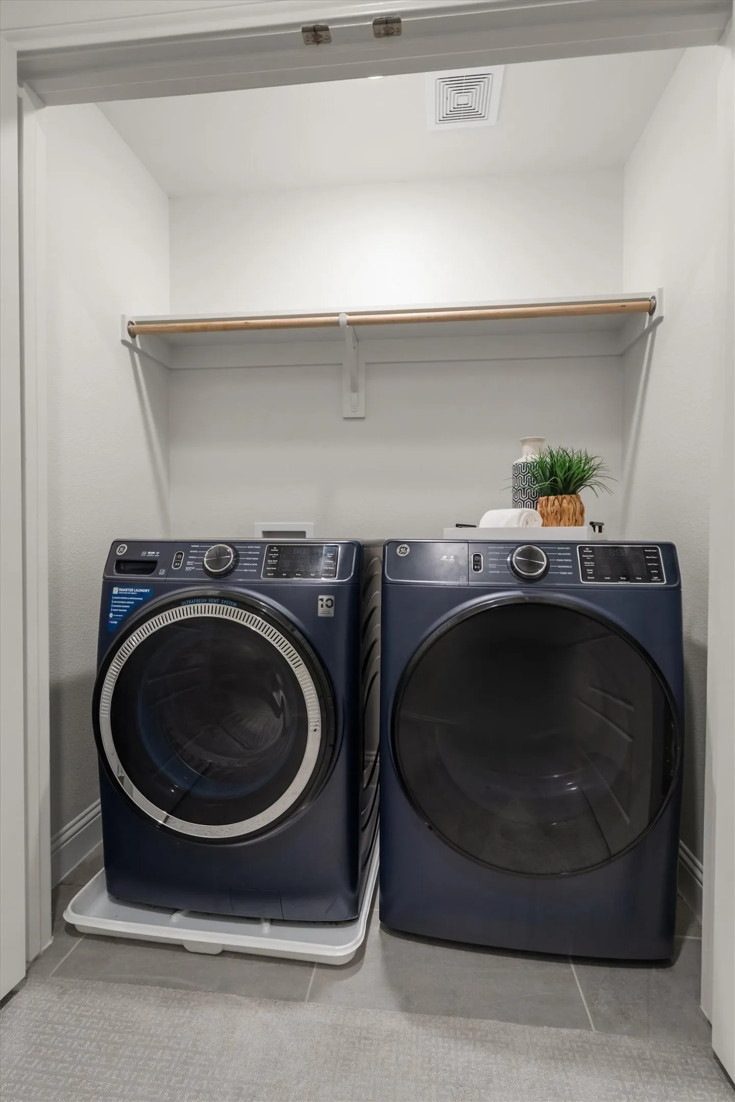 Townhouse For Rent in Tarrant County , 306 Sunset Lane, Fort Worth, Texas 76114, 3 Bedroom, 3 Bathroom, 2 Garage spaces, 1,900 Sqft, built in 2023, mls#21419936, Real Estate Agent in Fort Worth, Homes For Rent in Tarrant county, Homes For Rent in Fort Worth, Realtor in Fort Worth Texas, Real Estate Brokerage Independent Realty Texas, Luminita Cordes Realtor