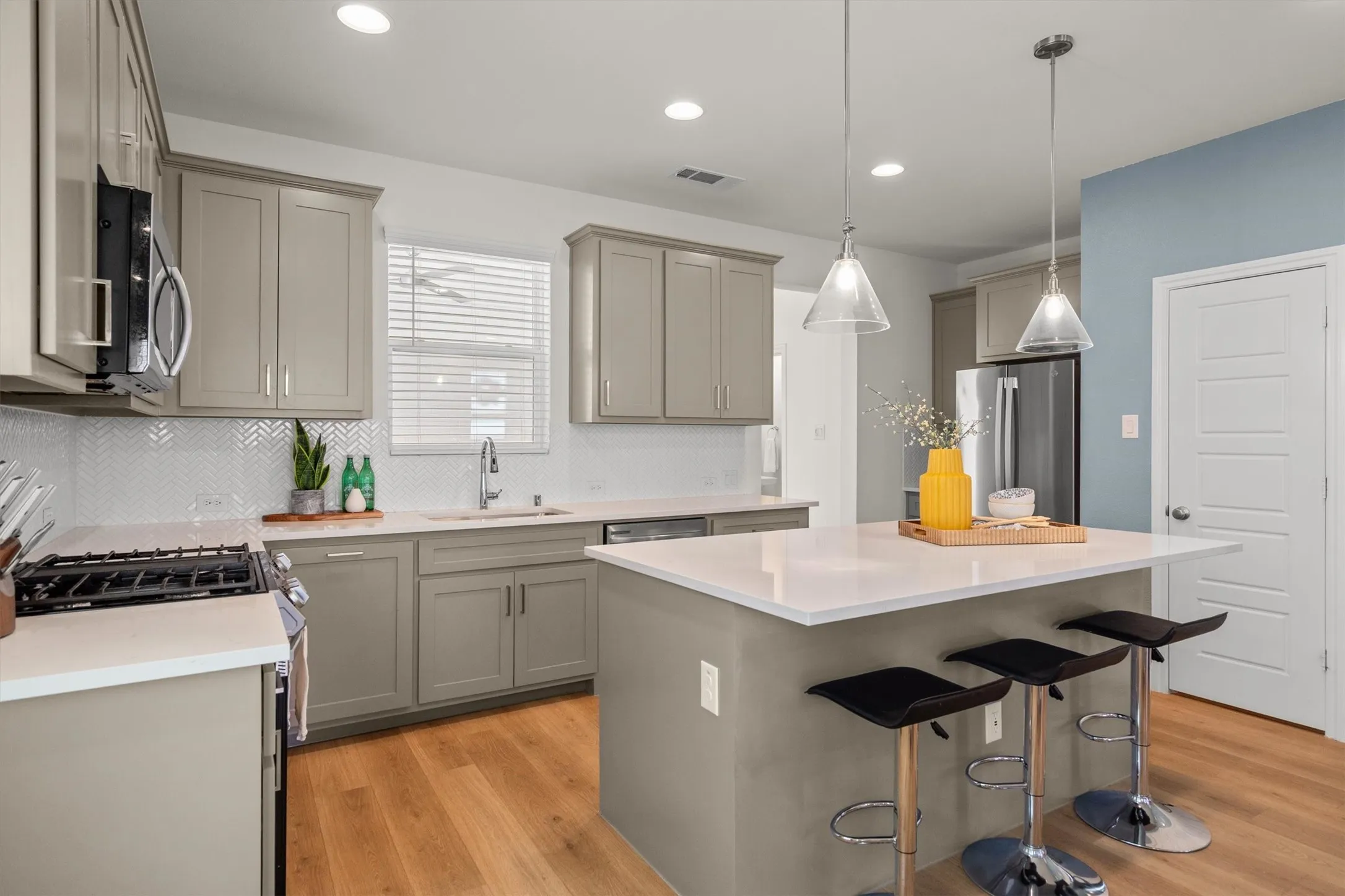 Townhouse For Rent in Tarrant County , 306 Sunset Lane, Fort Worth, Texas 76114, 3 Bedroom, 3 Bathroom, 2 Garage spaces, 1,900 Sqft, built in 2023, mls#21419936, Real Estate Agent in Fort Worth, Homes For Rent in Tarrant county, Homes For Rent in Fort Worth, Realtor in Fort Worth Texas, Real Estate Brokerage Independent Realty Texas, Luminita Cordes Realtor