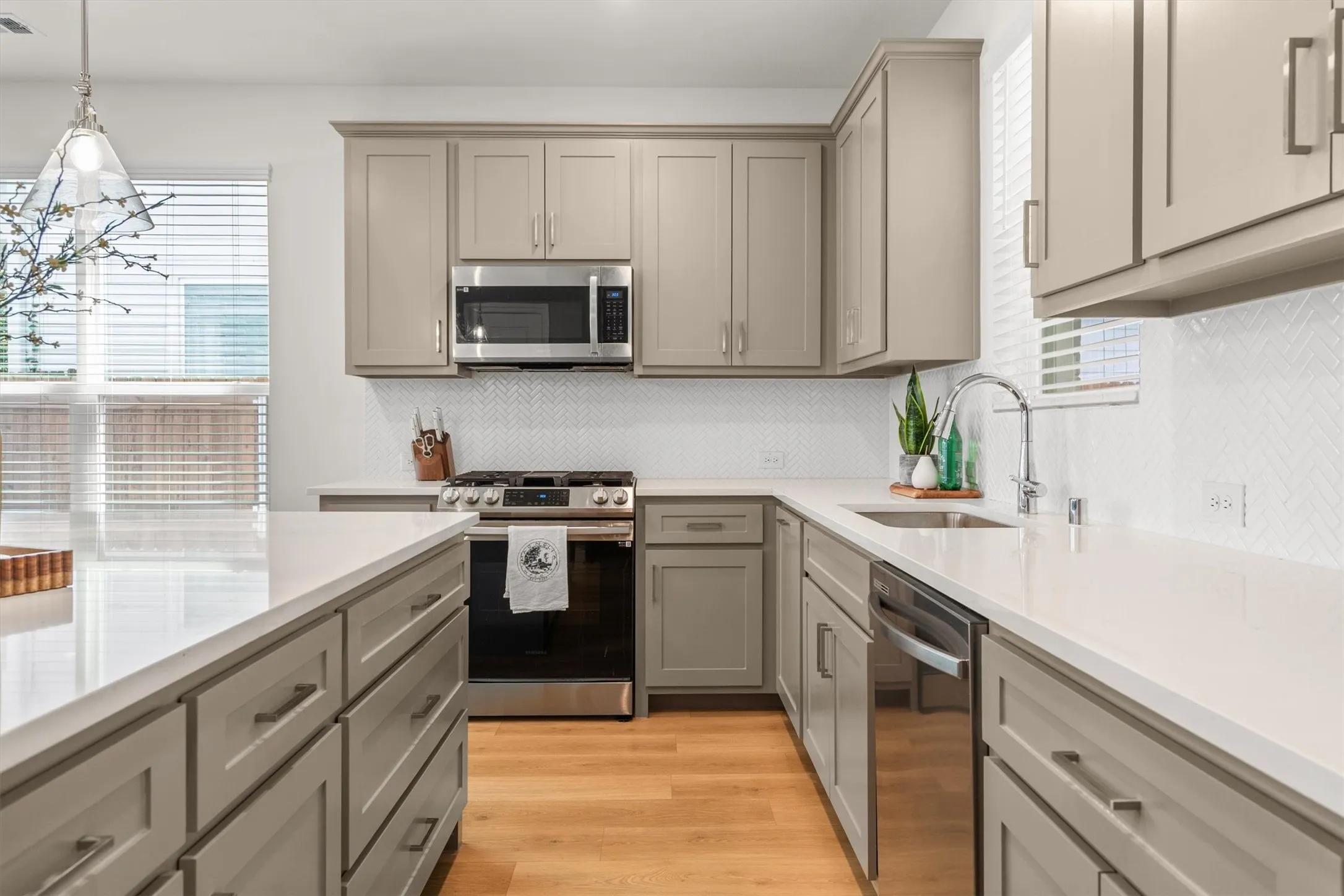 Townhouse For Rent in Tarrant County , 306 Sunset Lane, Fort Worth, Texas 76114, 3 Bedroom, 3 Bathroom, 2 Garage spaces, 1,900 Sqft, built in 2023, mls#21419936, Real Estate Agent in Fort Worth, Homes For Rent in Tarrant county, Homes For Rent in Fort Worth, Realtor in Fort Worth Texas, Real Estate Brokerage Independent Realty Texas, Luminita Cordes Realtor