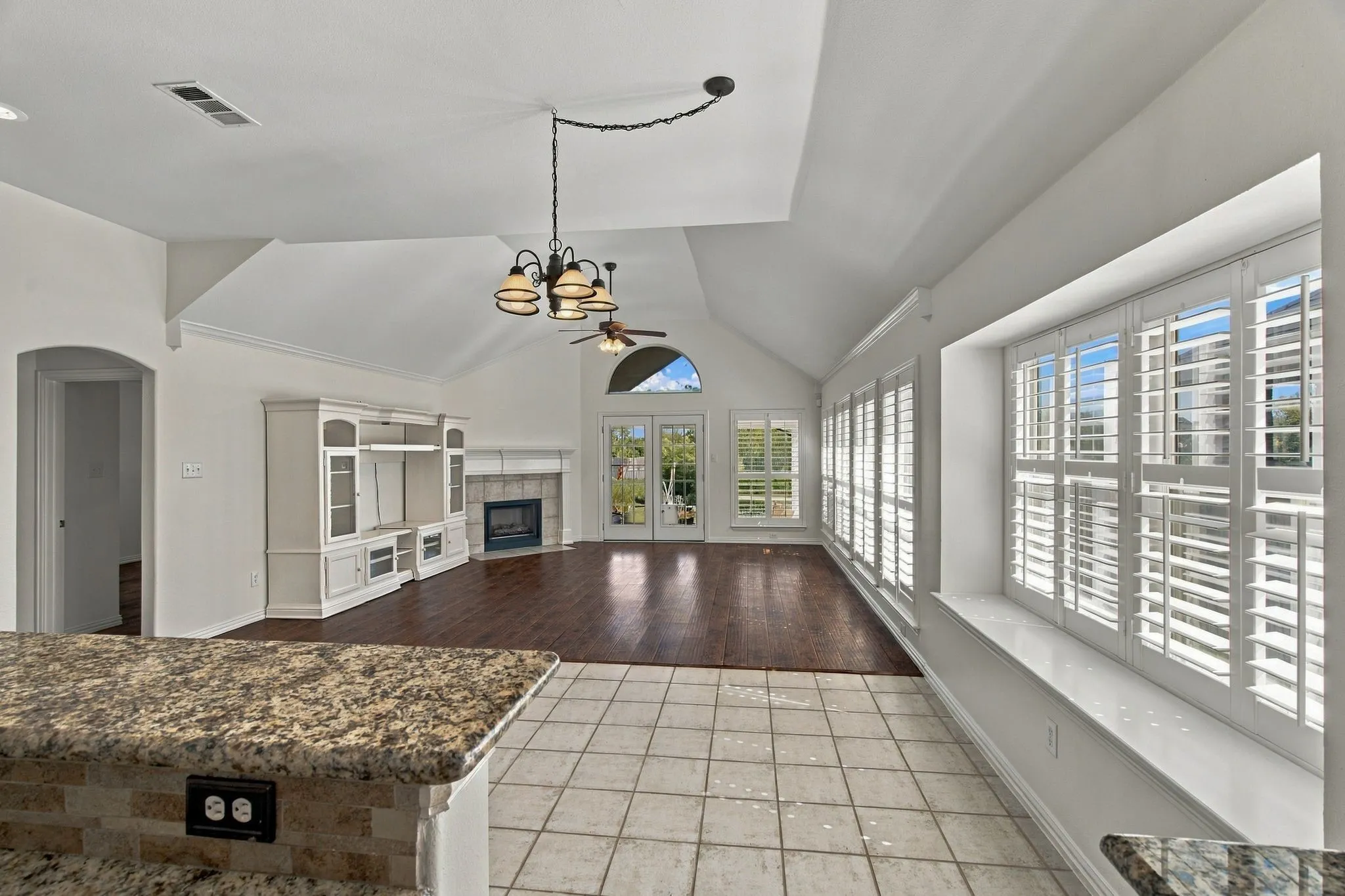 Single Family Residence For Sale in Tarrant County , 8532 Western Meadows Drive, Fort Worth, Texas 76244, 3 Bedroom, 2 Bathroom, 2 Garage spaces, 2,150 Sqft, built in 2000, mls#21420320, Real Estate Agent in Fort Worth, Homes For Sale in Tarrant county, Homes For Sale in Fort Worth, Realtor in Fort Worth Texas, Real Estate Brokerage Independent Realty Texas, Luminita Cordes Realtor