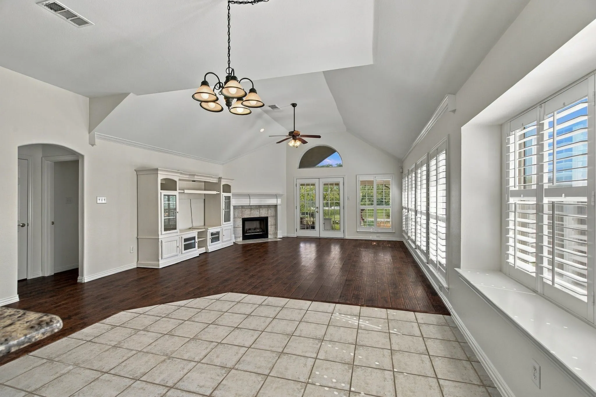 Single Family Residence For Sale in Tarrant County , 8532 Western Meadows Drive, Fort Worth, Texas 76244, 3 Bedroom, 2 Bathroom, 2 Garage spaces, 2,150 Sqft, built in 2000, mls#21420320, Real Estate Agent in Fort Worth, Homes For Sale in Tarrant county, Homes For Sale in Fort Worth, Realtor in Fort Worth Texas, Real Estate Brokerage Independent Realty Texas, Luminita Cordes Realtor