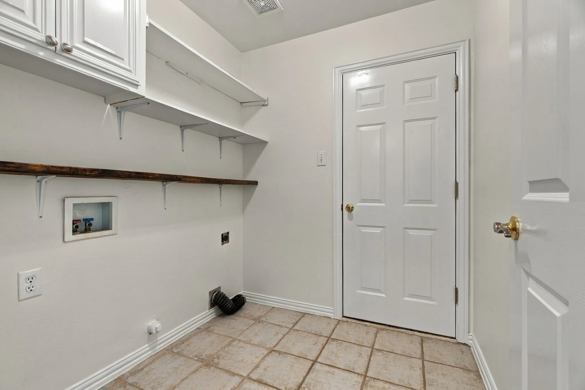 Single Family Residence For Sale in Tarrant County , 8532 Western Meadows Drive, Fort Worth, Texas 76244, 3 Bedroom, 2 Bathroom, 2 Garage spaces, 2,150 Sqft, built in 2000, mls#21420320, Real Estate Agent in Fort Worth, Homes For Sale in Tarrant county, Homes For Sale in Fort Worth, Realtor in Fort Worth Texas, Real Estate Brokerage Independent Realty Texas, Luminita Cordes Realtor