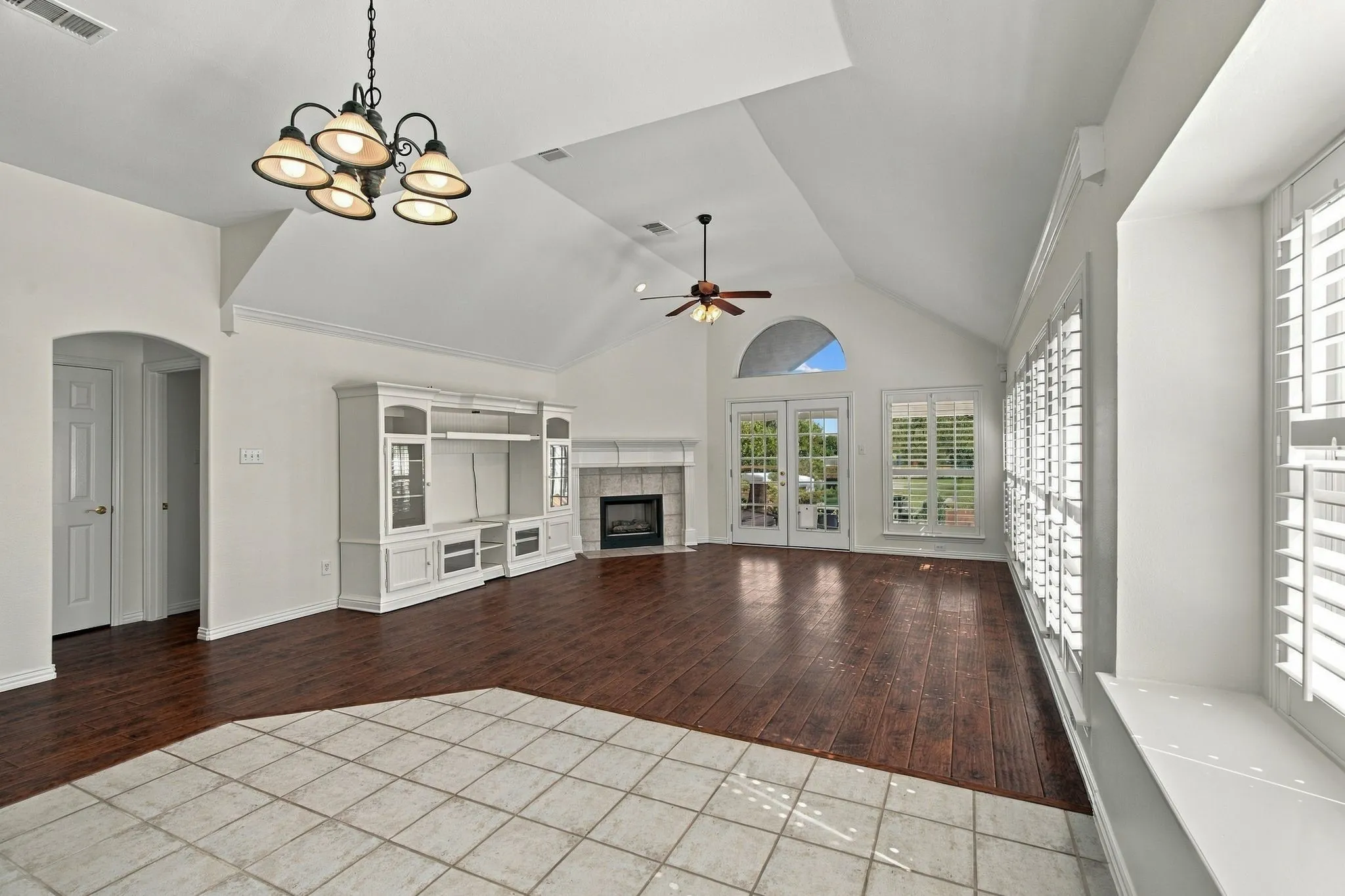 Single Family Residence For Sale in Tarrant County , 8532 Western Meadows Drive, Fort Worth, Texas 76244, 3 Bedroom, 2 Bathroom, 2 Garage spaces, 2,150 Sqft, built in 2000, mls#21420320, Real Estate Agent in Fort Worth, Homes For Sale in Tarrant county, Homes For Sale in Fort Worth, Realtor in Fort Worth Texas, Real Estate Brokerage Independent Realty Texas, Luminita Cordes Realtor