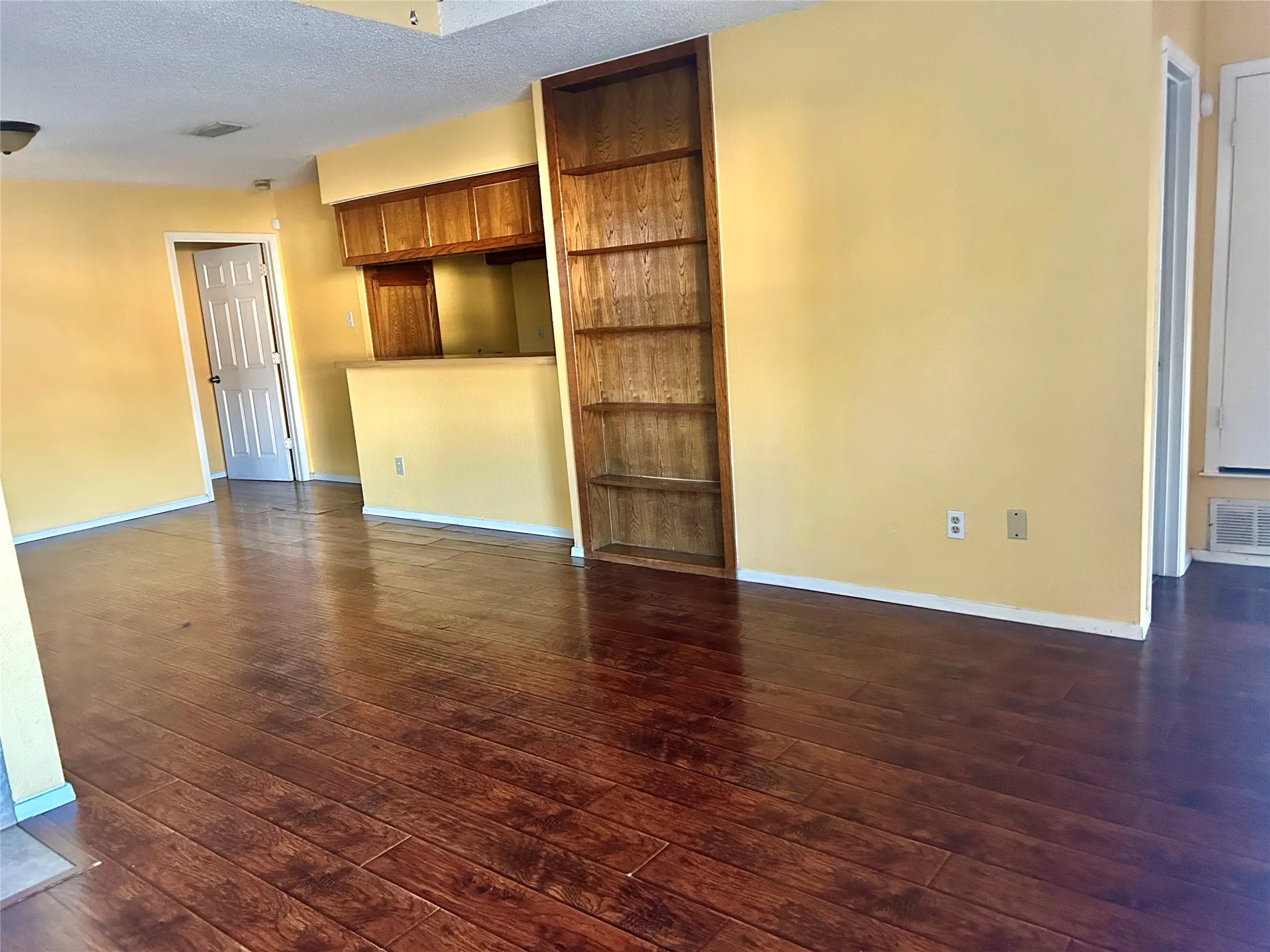 Duplex For Rent in Tarrant County , 2310 Miguel Lane, Arlington, Texas 76016, 2 Bedroom, 2 Bathroom, Garage spaces, 970 Sqft, built in 1984, mls#21420467, Real Estate Agent in Arlington, Homes For Rent in Tarrant county, Homes For Rent in Arlington, Realtor in Arlington Texas, Real Estate Brokerage Independent Realty Texas, Luminita Cordes Realtor