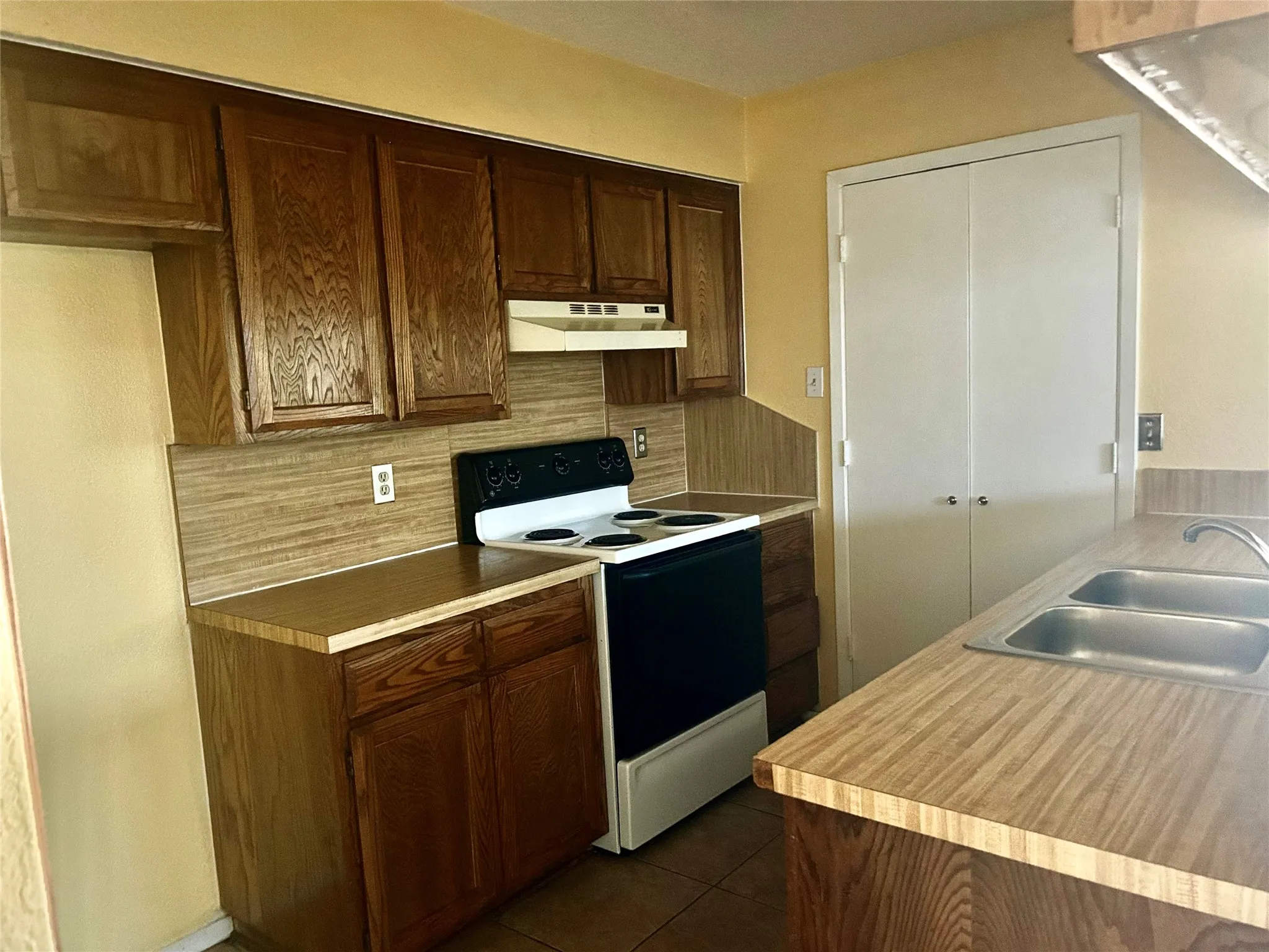 Duplex For Rent in Tarrant County , 2310 Miguel Lane, Arlington, Texas 76016, 2 Bedroom, 2 Bathroom, Garage spaces, 970 Sqft, built in 1984, mls#21420467, Real Estate Agent in Arlington, Homes For Rent in Tarrant county, Homes For Rent in Arlington, Realtor in Arlington Texas, Real Estate Brokerage Independent Realty Texas, Luminita Cordes Realtor