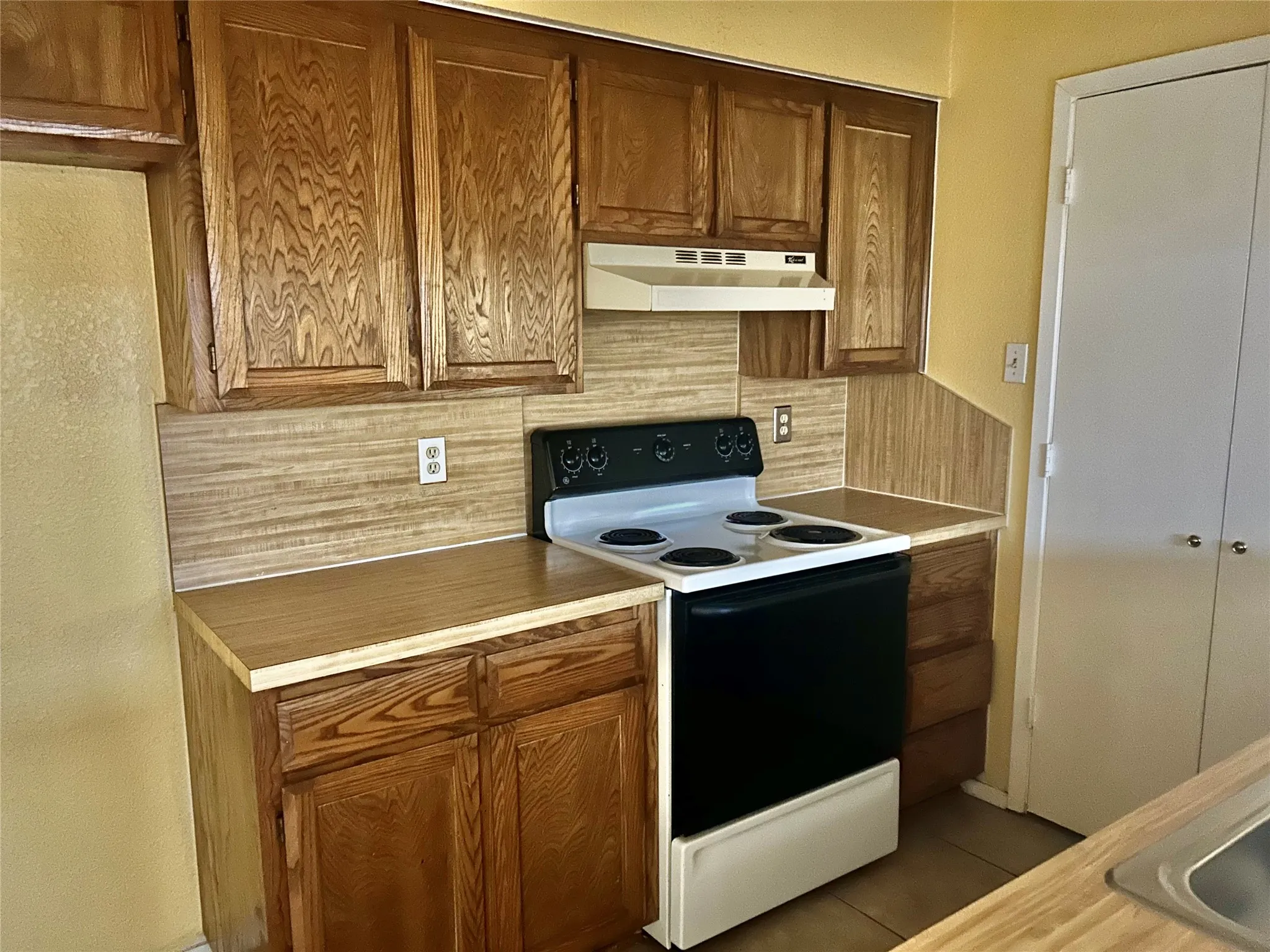 Duplex For Rent in Tarrant County , 2310 Miguel Lane, Arlington, Texas 76016, 2 Bedroom, 2 Bathroom, Garage spaces, 970 Sqft, built in 1984, mls#21420467, Real Estate Agent in Arlington, Homes For Rent in Tarrant county, Homes For Rent in Arlington, Realtor in Arlington Texas, Real Estate Brokerage Independent Realty Texas, Luminita Cordes Realtor