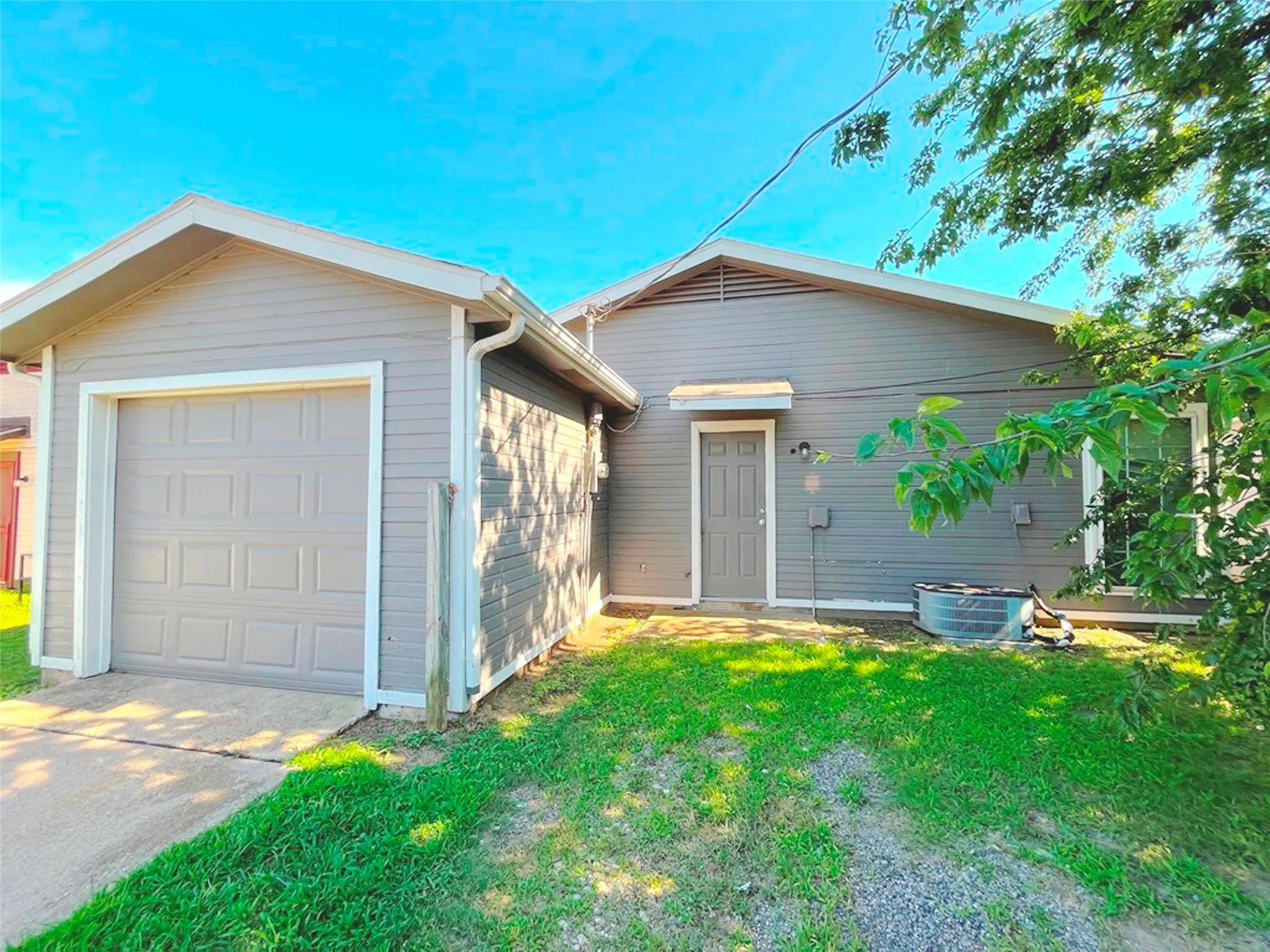 Single Family Residence For Sale in Dallas County , 9963 Cedar Mountain Circle, Dallas, Texas 75217, 3 Bedroom, 2 Bathroom, 1 Garage spaces, 1,084 Sqft, built in 1982, mls#21420172, Real Estate Agent in Dallas, Homes For Sale in Dallas county, Homes For Sale in Dallas, Realtor in Dallas Texas, Real Estate Brokerage Independent Realty Texas, Luminita Cordes Realtor