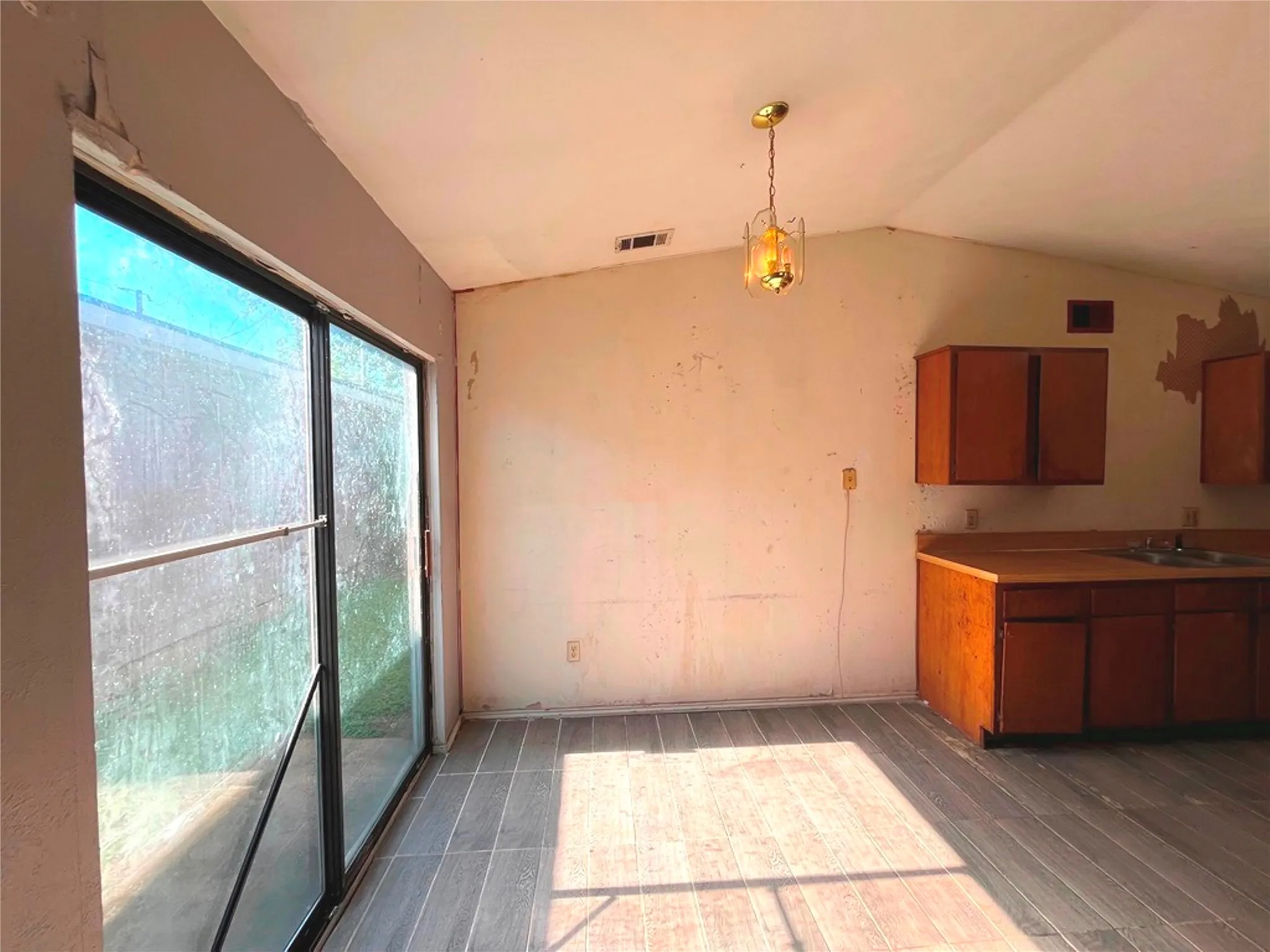 Single Family Residence For Sale in Dallas County , 9963 Cedar Mountain Circle, Dallas, Texas 75217, 3 Bedroom, 2 Bathroom, 1 Garage spaces, 1,084 Sqft, built in 1982, mls#21420172, Real Estate Agent in Dallas, Homes For Sale in Dallas county, Homes For Sale in Dallas, Realtor in Dallas Texas, Real Estate Brokerage Independent Realty Texas, Luminita Cordes Realtor