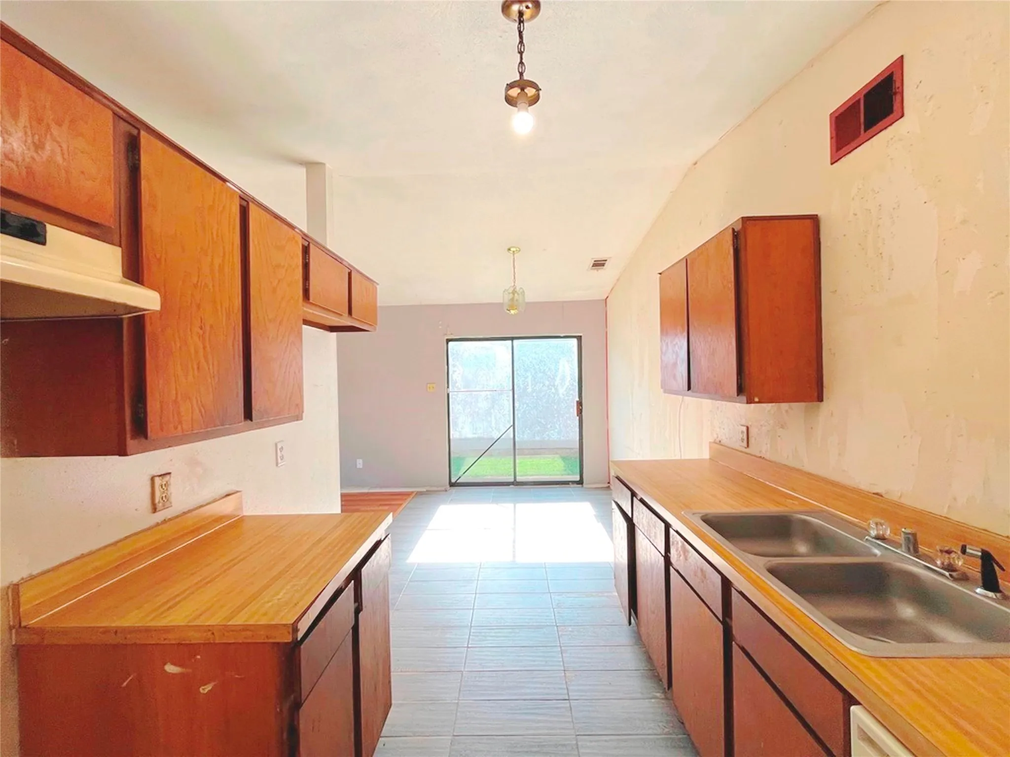 Single Family Residence For Sale in Dallas County , 9963 Cedar Mountain Circle, Dallas, Texas 75217, 3 Bedroom, 2 Bathroom, 1 Garage spaces, 1,084 Sqft, built in 1982, mls#21420172, Real Estate Agent in Dallas, Homes For Sale in Dallas county, Homes For Sale in Dallas, Realtor in Dallas Texas, Real Estate Brokerage Independent Realty Texas, Luminita Cordes Realtor