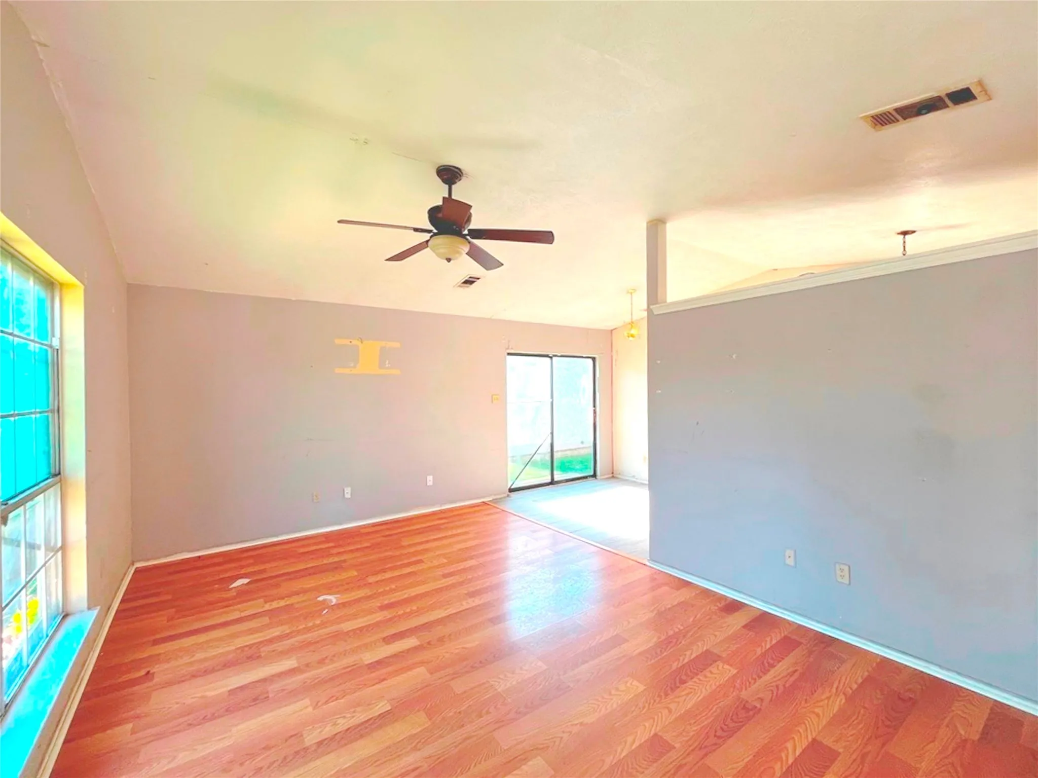 Single Family Residence For Sale in Dallas County , 9963 Cedar Mountain Circle, Dallas, Texas 75217, 3 Bedroom, 2 Bathroom, 1 Garage spaces, 1,084 Sqft, built in 1982, mls#21420172, Real Estate Agent in Dallas, Homes For Sale in Dallas county, Homes For Sale in Dallas, Realtor in Dallas Texas, Real Estate Brokerage Independent Realty Texas, Luminita Cordes Realtor