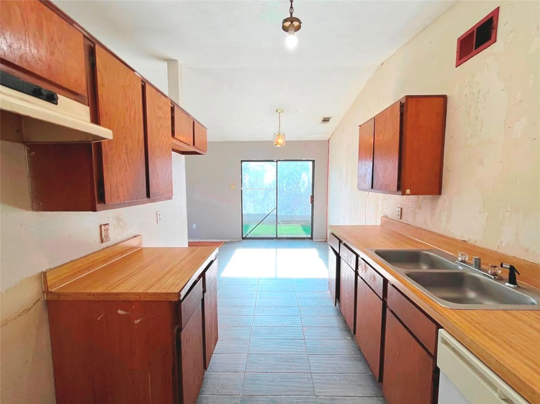 Single Family Residence For Sale in Dallas County , 9963 Cedar Mountain Circle, Dallas, Texas 75217, 3 Bedroom, 2 Bathroom, 1 Garage spaces, 1,084 Sqft, built in 1982, mls#21420172, Real Estate Agent in Dallas, Homes For Sale in Dallas county, Homes For Sale in Dallas, Realtor in Dallas Texas, Real Estate Brokerage Independent Realty Texas, Luminita Cordes Realtor