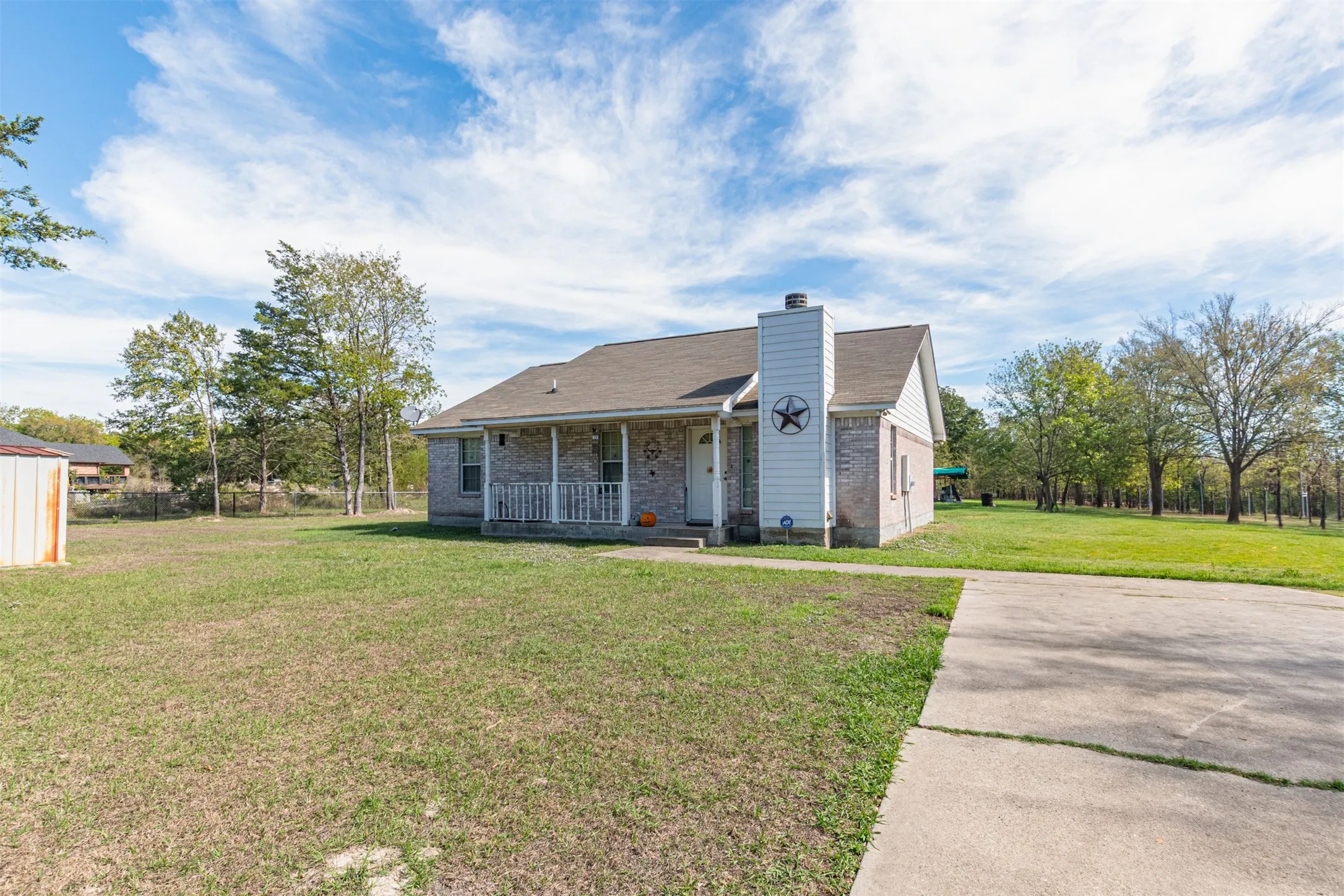 Single Family Residence For Sale in Hunt County , 2601 W County Road 3306, Greenville, Texas 75402, 3 Bedroom, 2 Bathroom, Garage spaces, 1,280 Sqft, built in 2005, mls#21420480, Real Estate Agent in Greenville, Homes For Sale in Hunt county, Homes For Sale in Greenville, Realtor in Greenville Texas, Real Estate Brokerage Independent Realty Texas, Luminita Cordes Realtor