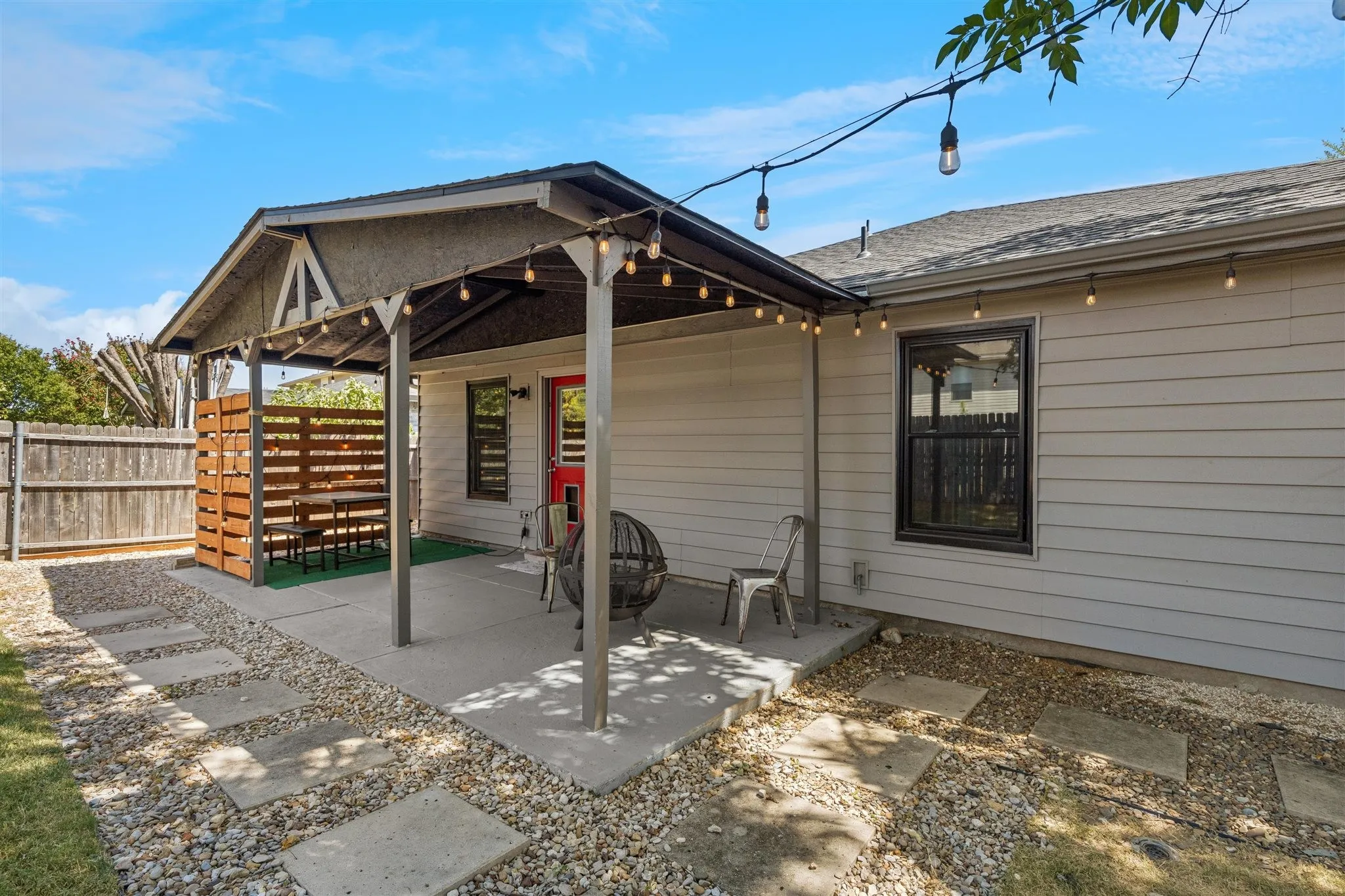 Single Family Residence For Rent in Denton County , 2333 Bradford Pear Drive, Little Elm, Texas 75068, 3 Bedroom, 2 Bathroom, 2 Garage spaces, 1,868 Sqft, built in 2000, mls#21420485, Real Estate Agent in Little Elm, Homes For Rent in Denton county, Homes For Rent in Little Elm, Realtor in Little Elm Texas, Real Estate Brokerage Independent Realty Texas, Luminita Cordes Realtor
