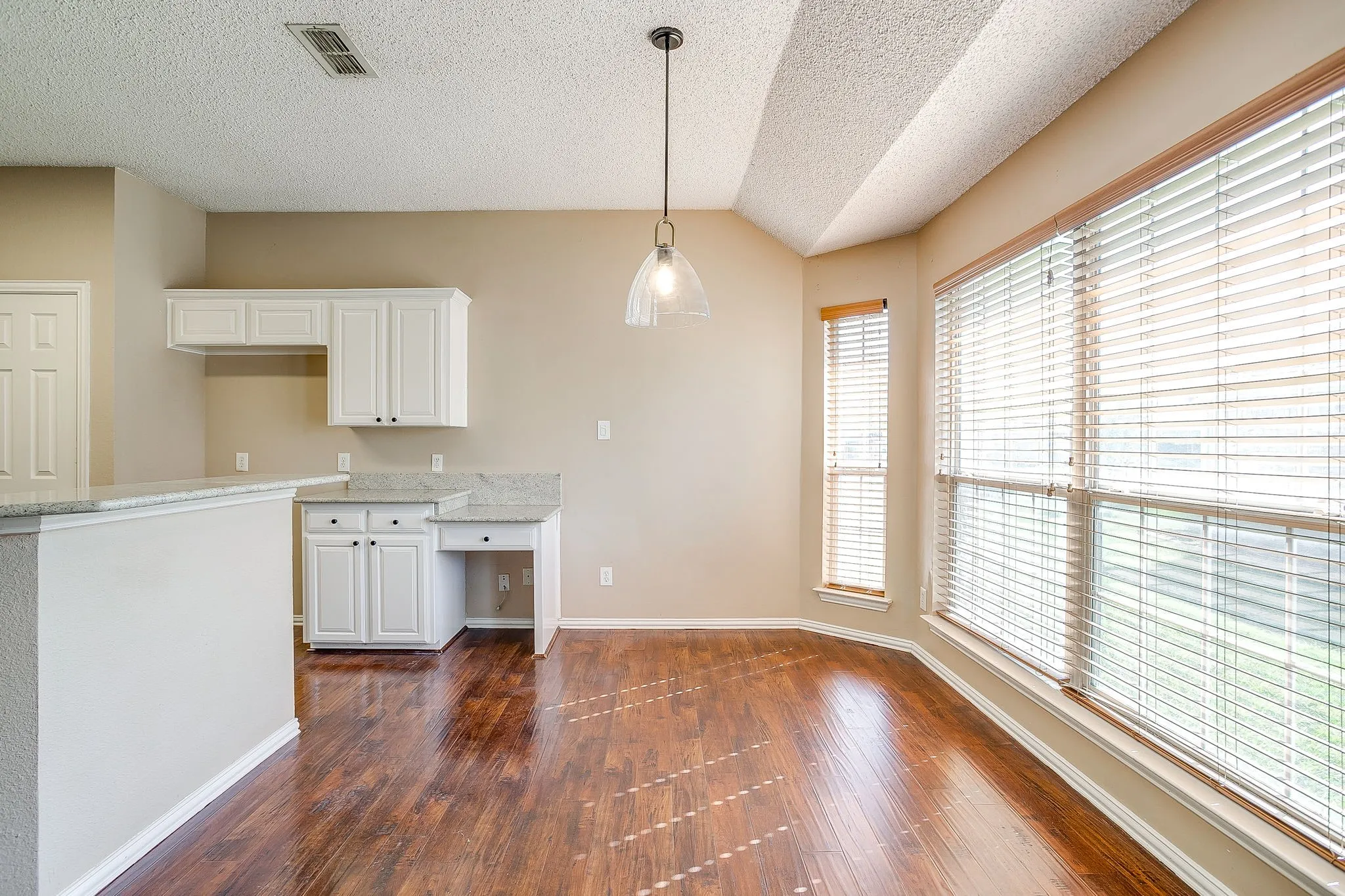 Single Family Residence For Rent in Parker County , 219 Aspen Loop, Aledo, Texas 76008, 3 Bedroom, 2 Bathroom, 2 Garage spaces, 1,754 Sqft, built in 1997, mls#21420011, Real Estate Agent in Aledo, Homes For Rent in Parker county, Homes For Rent in Aledo, Realtor in Aledo Texas, Real Estate Brokerage Independent Realty Texas, Luminita Cordes Realtor