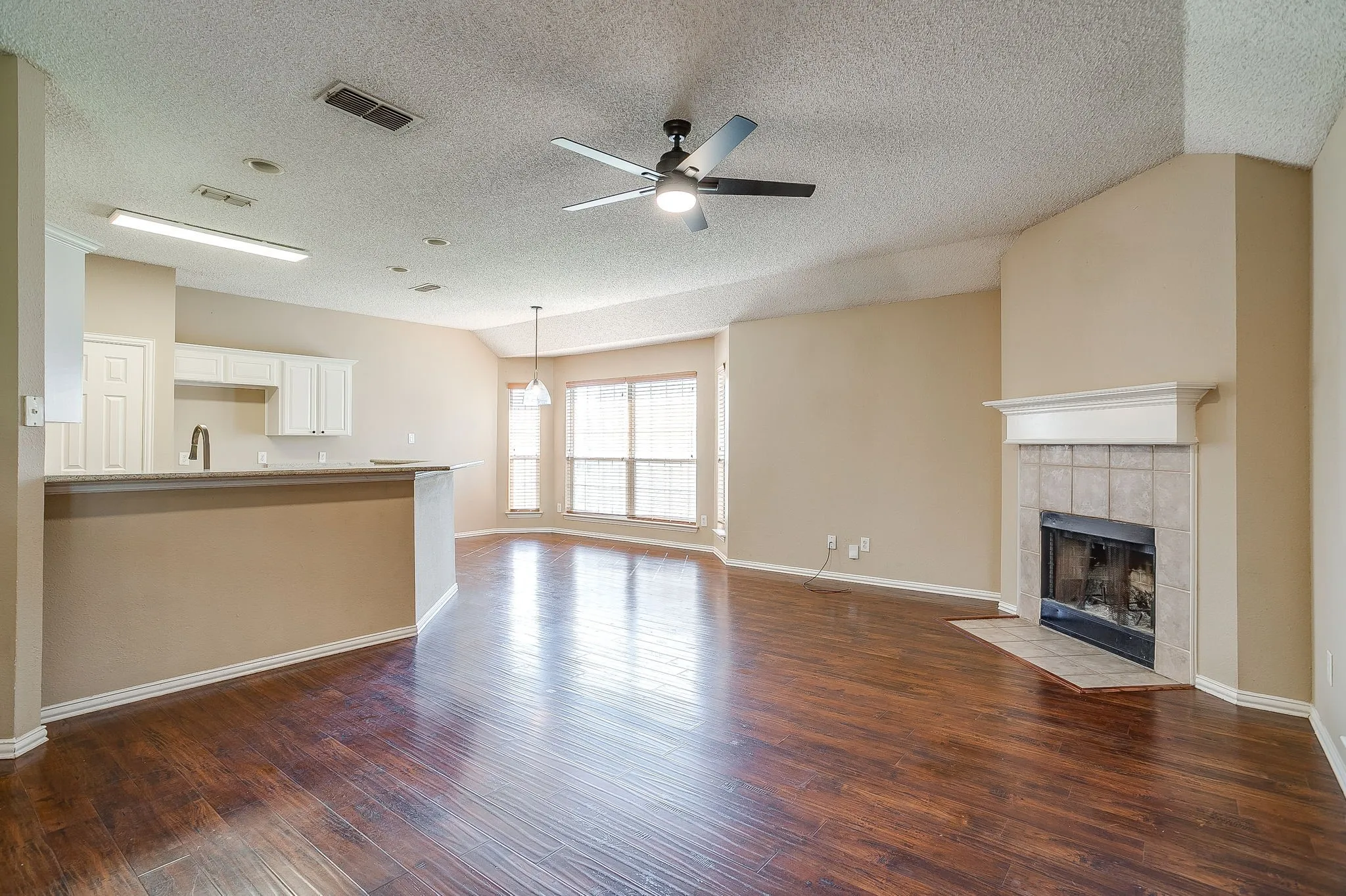 Single Family Residence For Rent in Parker County , 219 Aspen Loop, Aledo, Texas 76008, 3 Bedroom, 2 Bathroom, 2 Garage spaces, 1,754 Sqft, built in 1997, mls#21420011, Real Estate Agent in Aledo, Homes For Rent in Parker county, Homes For Rent in Aledo, Realtor in Aledo Texas, Real Estate Brokerage Independent Realty Texas, Luminita Cordes Realtor