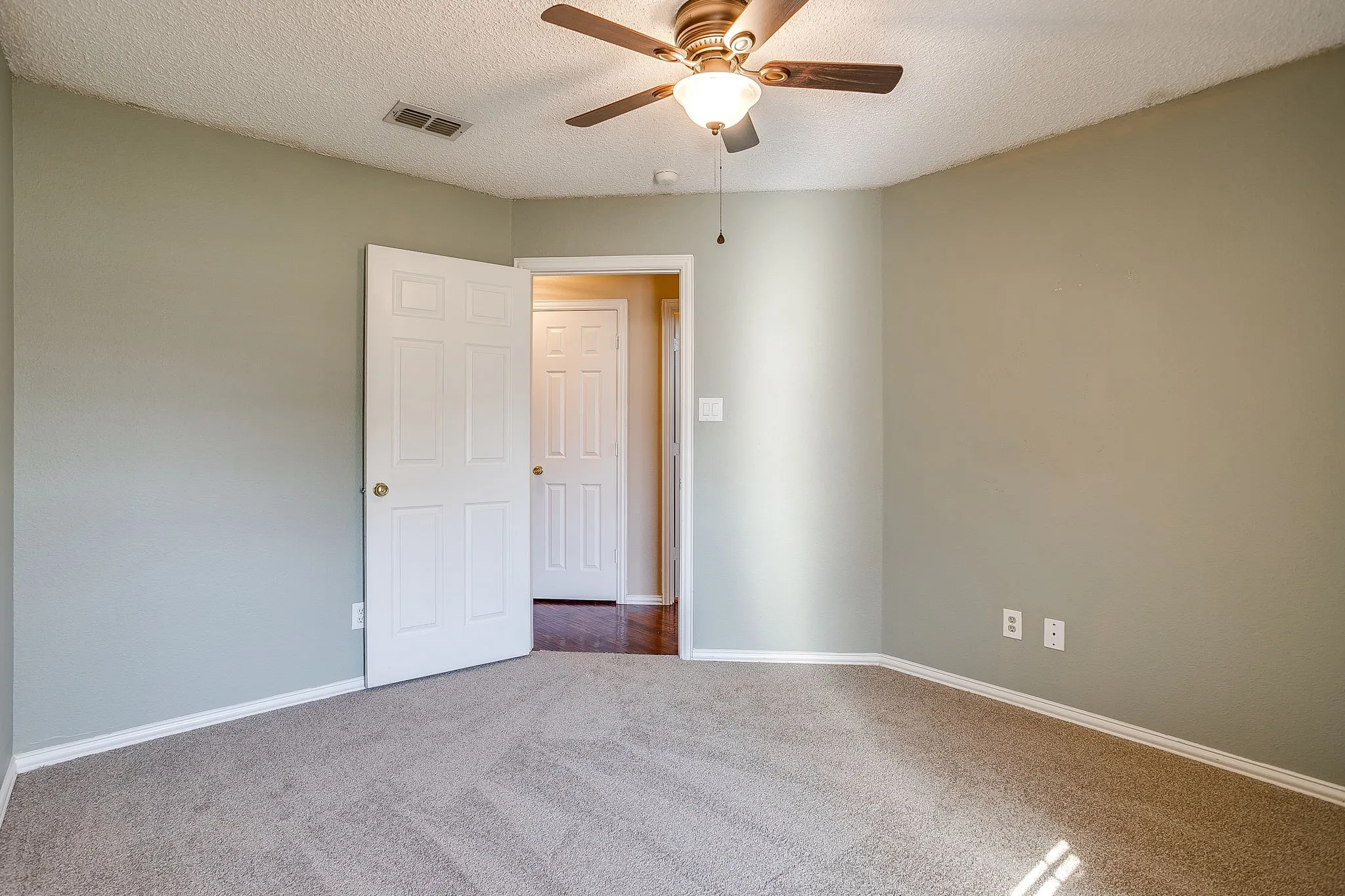Single Family Residence For Rent in Parker County , 219 Aspen Loop, Aledo, Texas 76008, 3 Bedroom, 2 Bathroom, 2 Garage spaces, 1,754 Sqft, built in 1997, mls#21420011, Real Estate Agent in Aledo, Homes For Rent in Parker county, Homes For Rent in Aledo, Realtor in Aledo Texas, Real Estate Brokerage Independent Realty Texas, Luminita Cordes Realtor