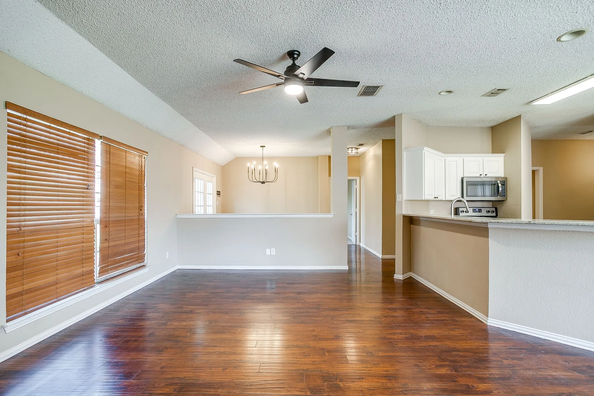 Single Family Residence For Rent in Parker County , 219 Aspen Loop, Aledo, Texas 76008, 3 Bedroom, 2 Bathroom, 2 Garage spaces, 1,754 Sqft, built in 1997, mls#21420011, Real Estate Agent in Aledo, Homes For Rent in Parker county, Homes For Rent in Aledo, Realtor in Aledo Texas, Real Estate Brokerage Independent Realty Texas, Luminita Cordes Realtor