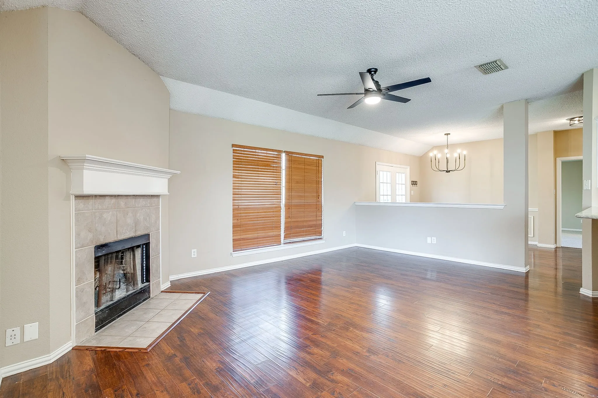 Single Family Residence For Rent in Parker County , 219 Aspen Loop, Aledo, Texas 76008, 3 Bedroom, 2 Bathroom, 2 Garage spaces, 1,754 Sqft, built in 1997, mls#21420011, Real Estate Agent in Aledo, Homes For Rent in Parker county, Homes For Rent in Aledo, Realtor in Aledo Texas, Real Estate Brokerage Independent Realty Texas, Luminita Cordes Realtor